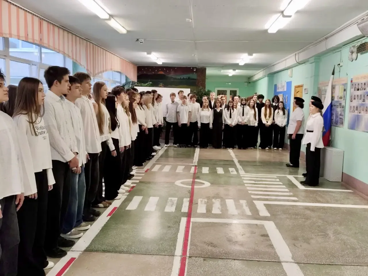 🇷🇺12 октября утро в нашей школе началось с общешкольной линейки. Флаг Российской Феде...