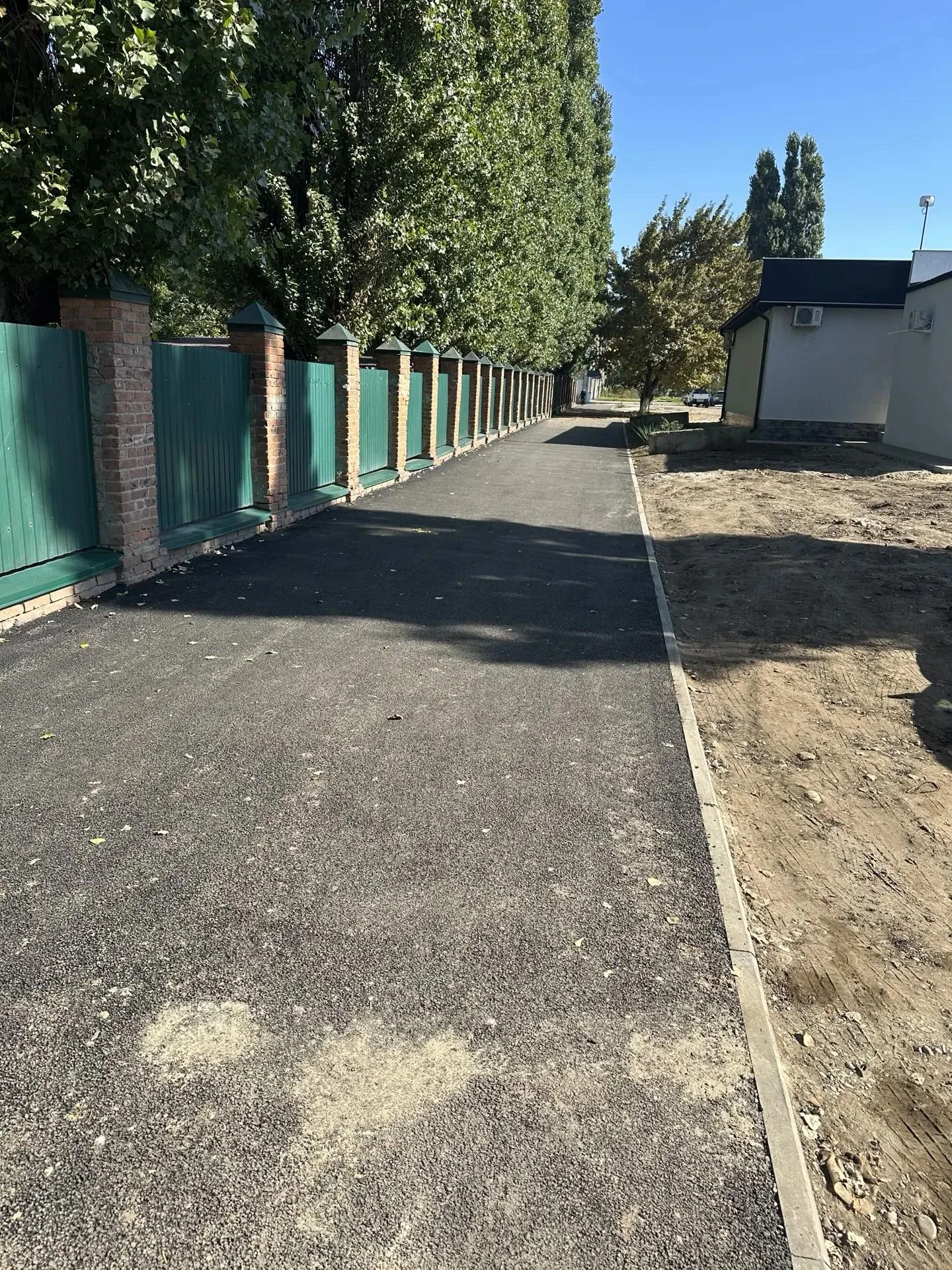 🚶‍♂️ Завершено устройство тротуара по улице Комсомольской — вдоль детского сада № 2. П...
