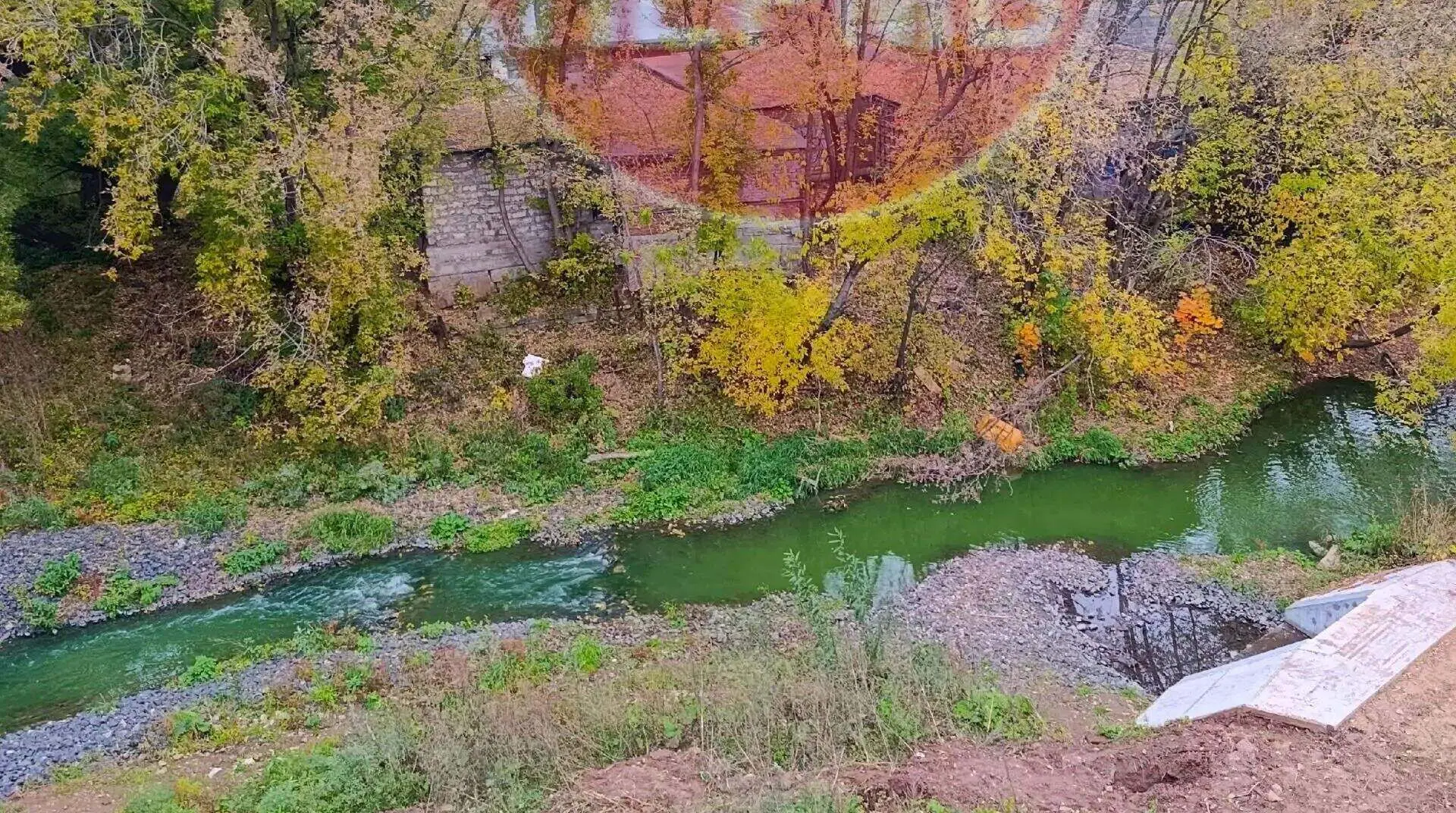 Вода в малой реке Данилихе окрасилась в ярко-зеленый цвет. Такая же вода идет у пермяко...