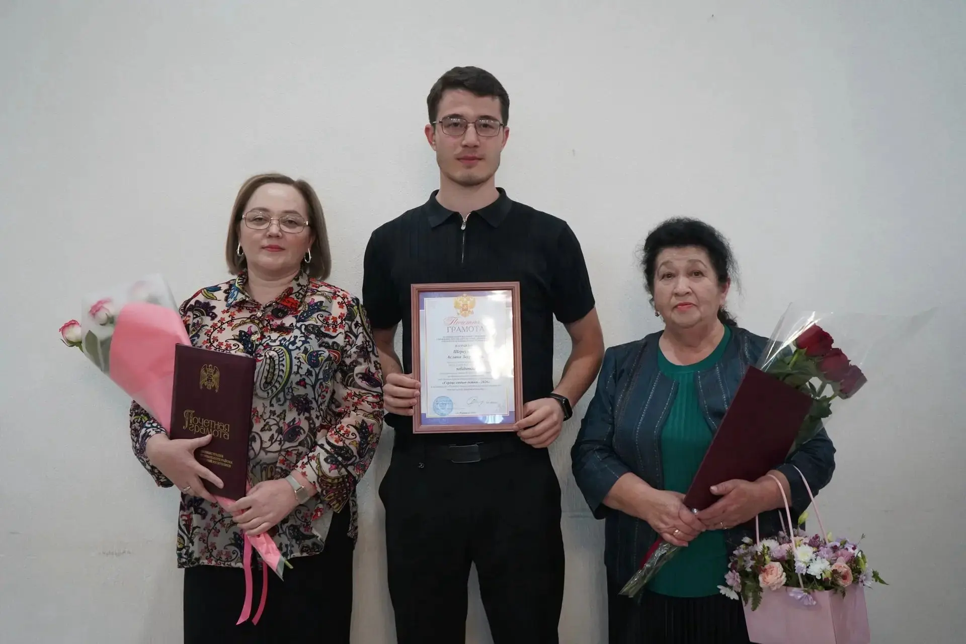 Поздравляем с заслуженной наградой учителя русского языка и литературы Тарчокову Л.Ш., ...