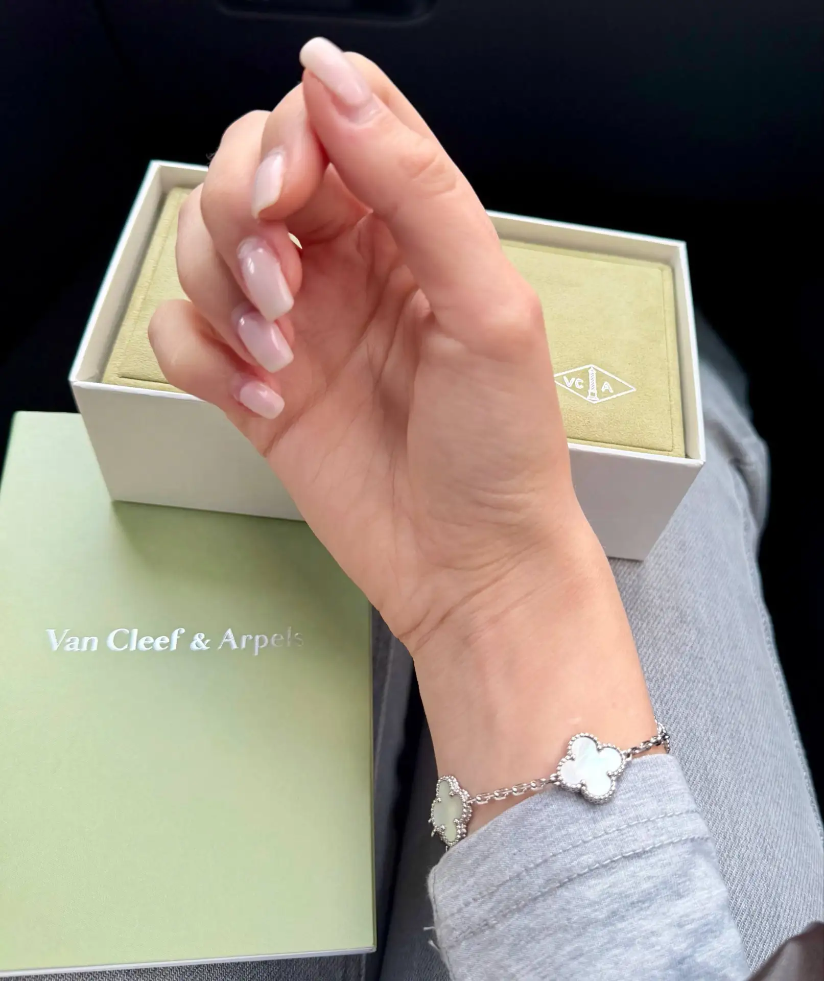 Enzzai подарил Whylollycry браслет Van Cleef — стоит такое украшение около 700 тыс. руб...