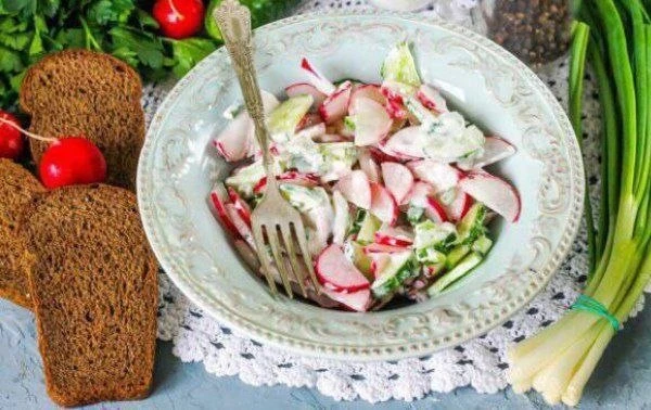 Салат из редиски и огурцов — отличный вариант на каждый день 🥗