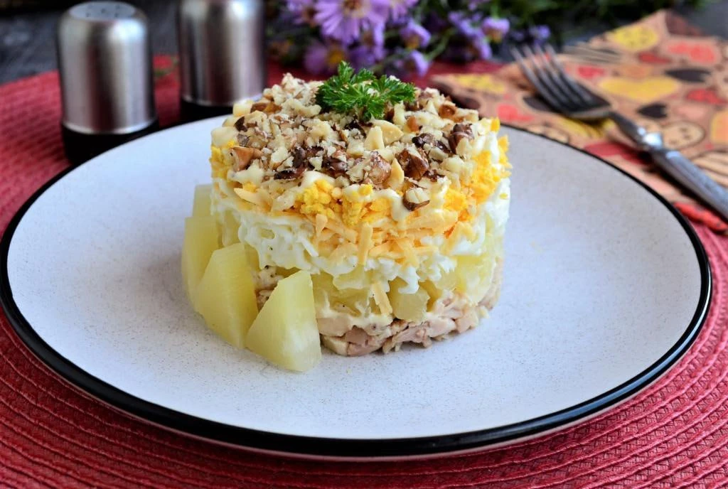 🥗 Салат "Дамский каприз" с курицей и ананасом 📝 Ингредиенты: Мясо курицы… — публикация канала «🥬 Салаты»