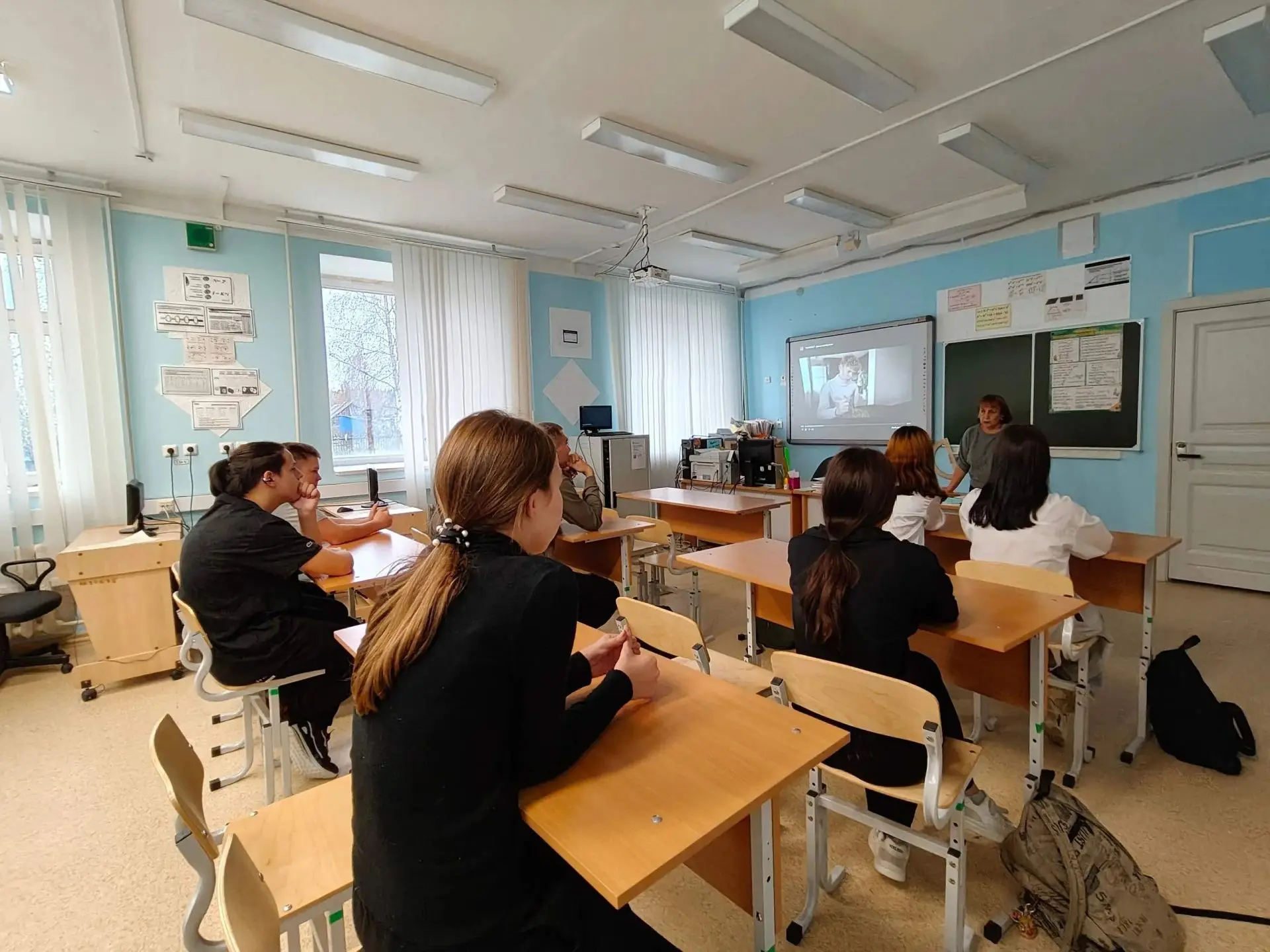 Провели важную беседу со школьниками о буллинге, сопровождая её просмотром фильма на эт...