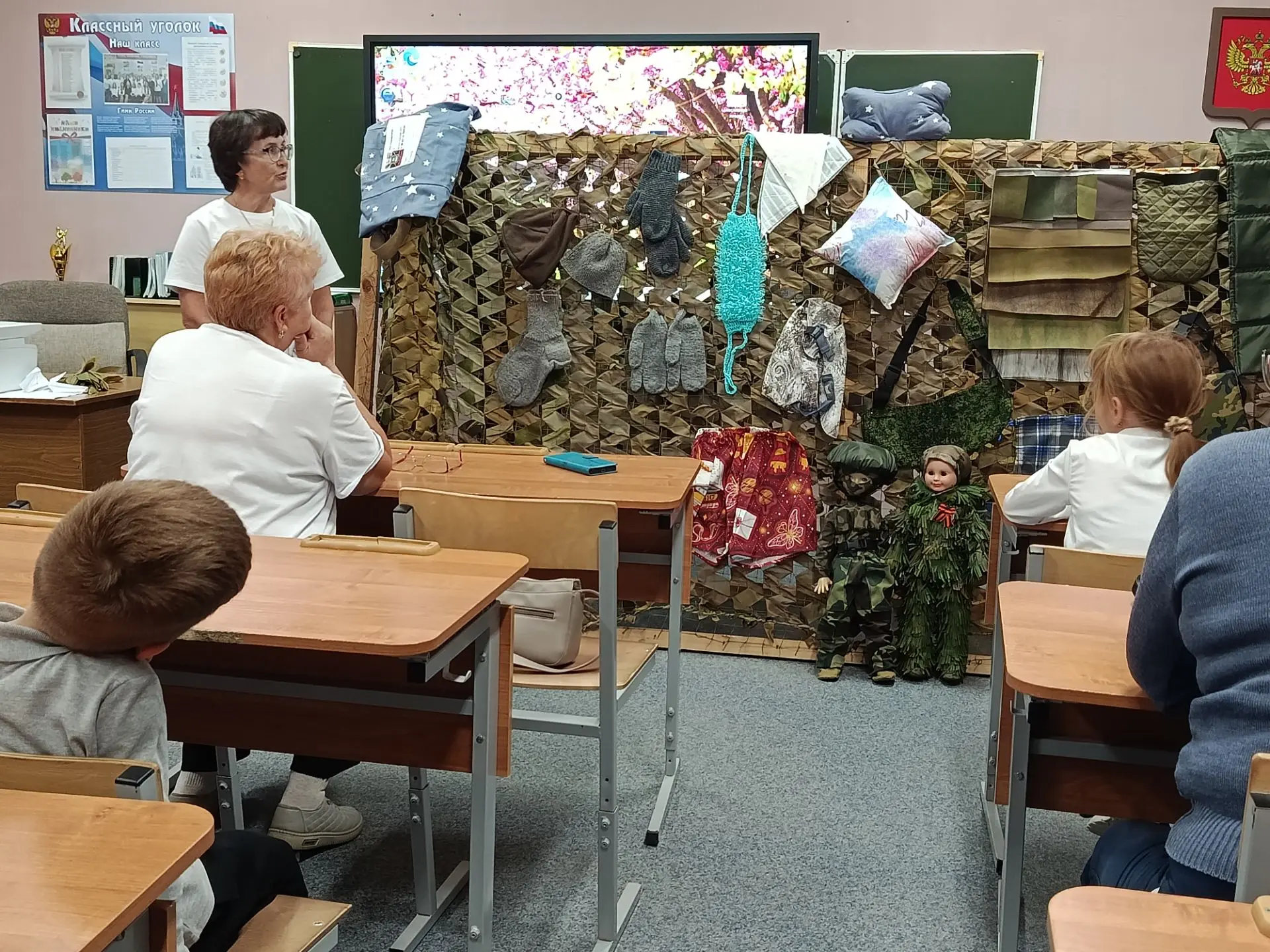 Тепло бабушкиных рук и слово солдату: в нашей школе прошёл мастер-класс от волонтёров и...