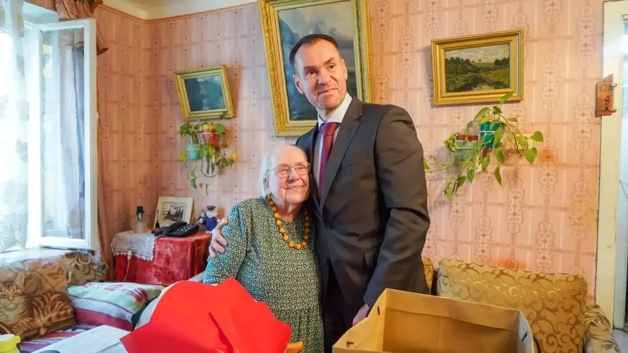 Алевтина Лукьянова отмечает 101-летие, с праздником вологжанку поздравил глава города.