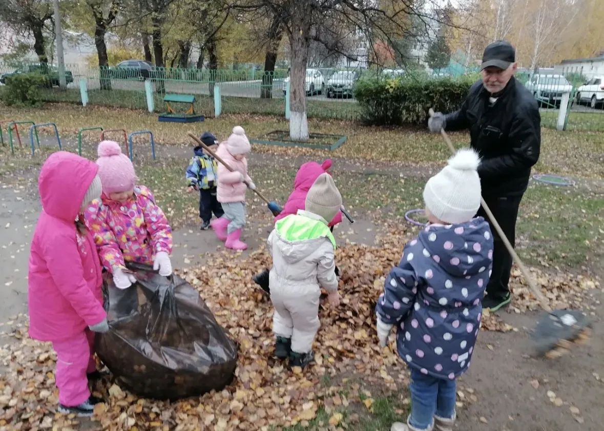 Сегодня осенняя прогулка в группе "Пчёлки" получилась не только веселой, но и очень пол...
