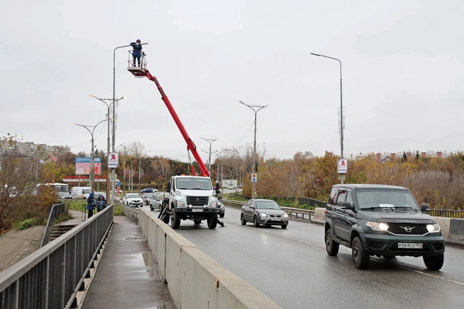 На Байновском мосту заменили три перегоревших светильника. Движение восстановлено в обы...
