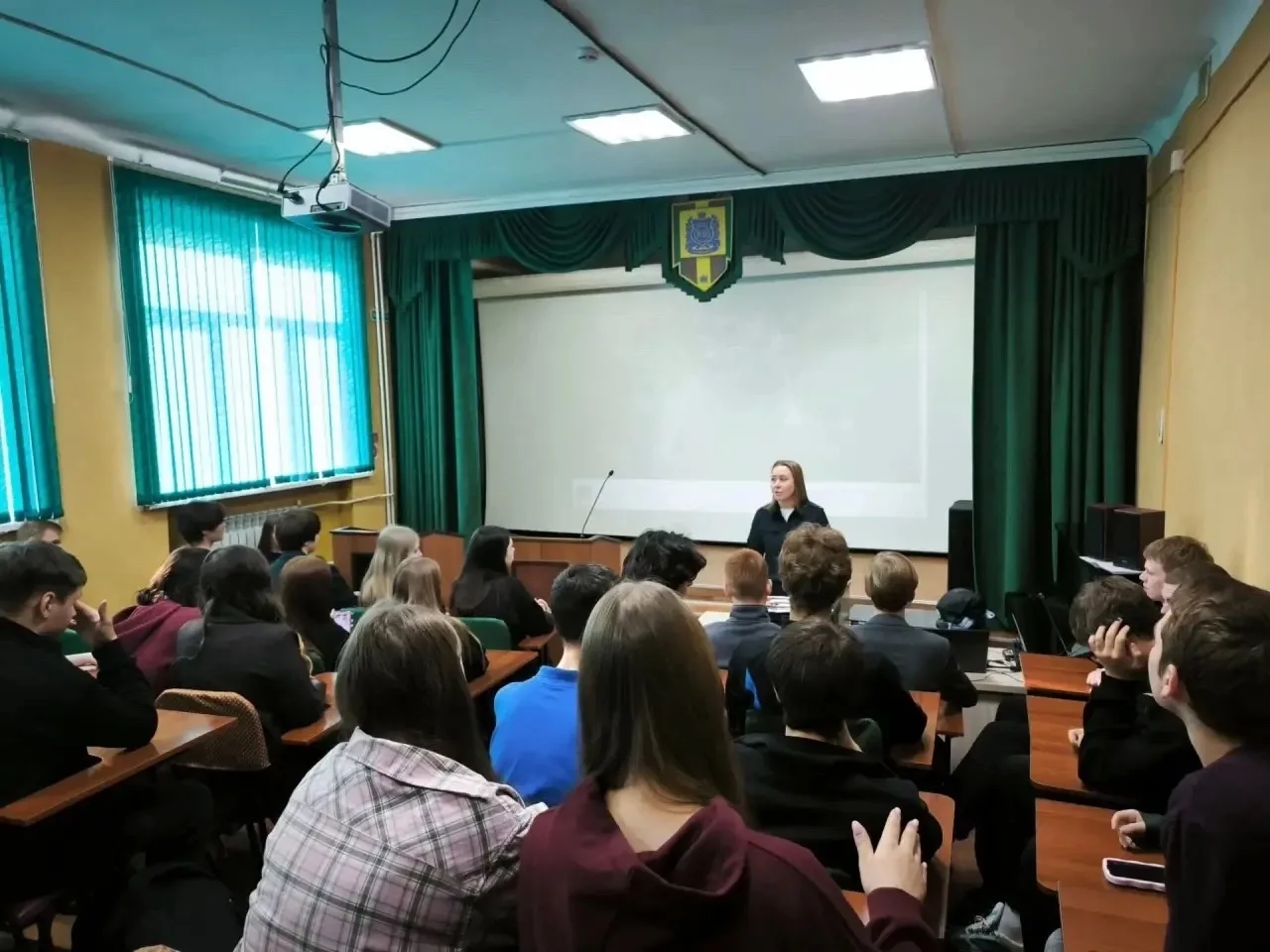 Сотрудники Госавтоинспекции провели профилактическое мероприятие со старшеклассниками Н...