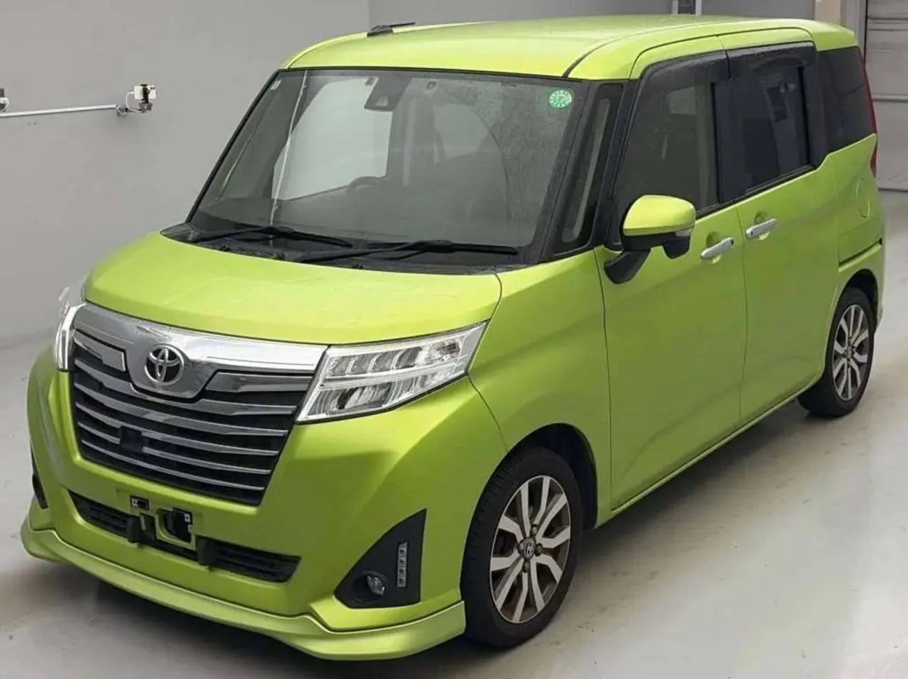 Купили на аукционе в Японии Toyota Roomy для нашей заказчицы!