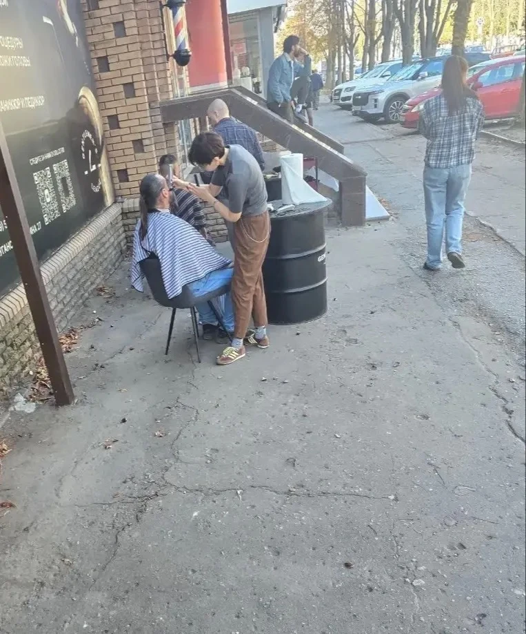 💇‍♂️Мастерам из барбершопа в центре Луганска отключение света - не проблема