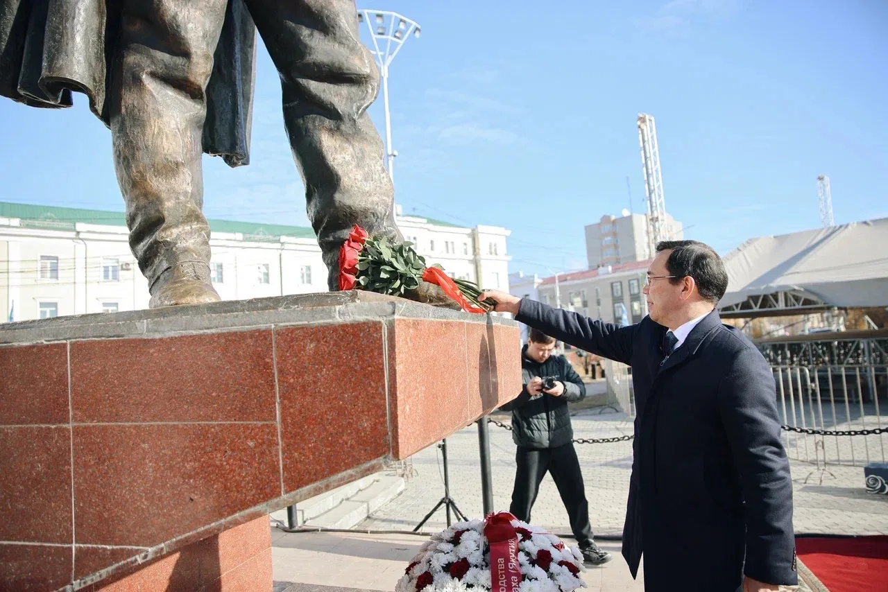В День государственности Республики Саха (Якутия) возложил цветы к памятнику Платону Ал...