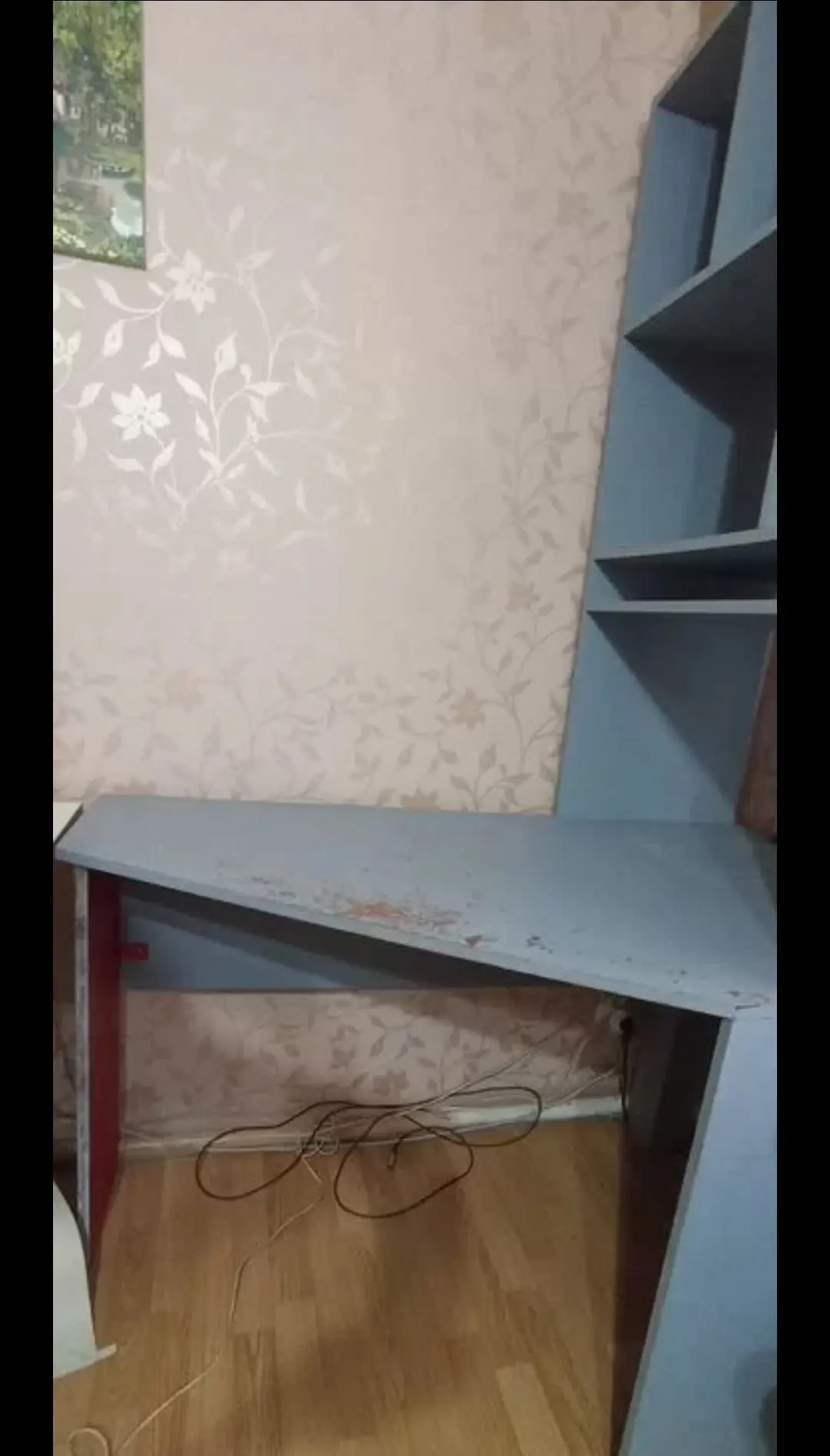 Отдам бесплатно угловой стол. Покрашен в серый цвет, краска на столешнице сходит. Верхн...