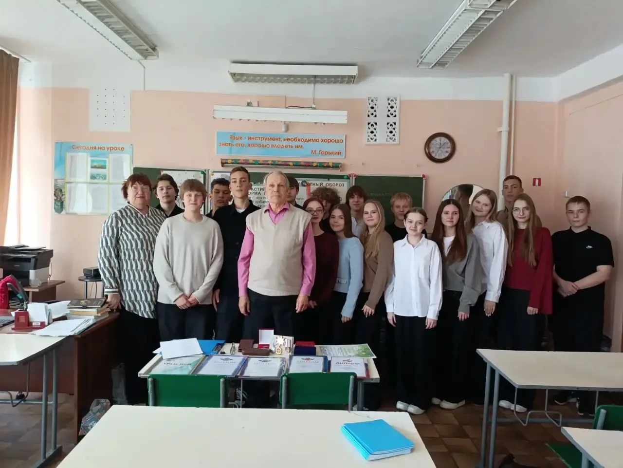 Сегодня в 9 классе прошла творческая встреча с известным мысковским поэтом Геннадием Ще...