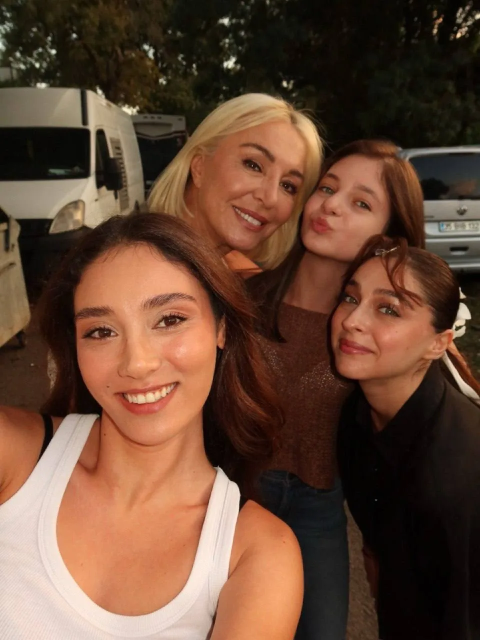 Кажется, на съёмках сериала «Розы и Грехи» не только драма, но и море улыбок 🌹