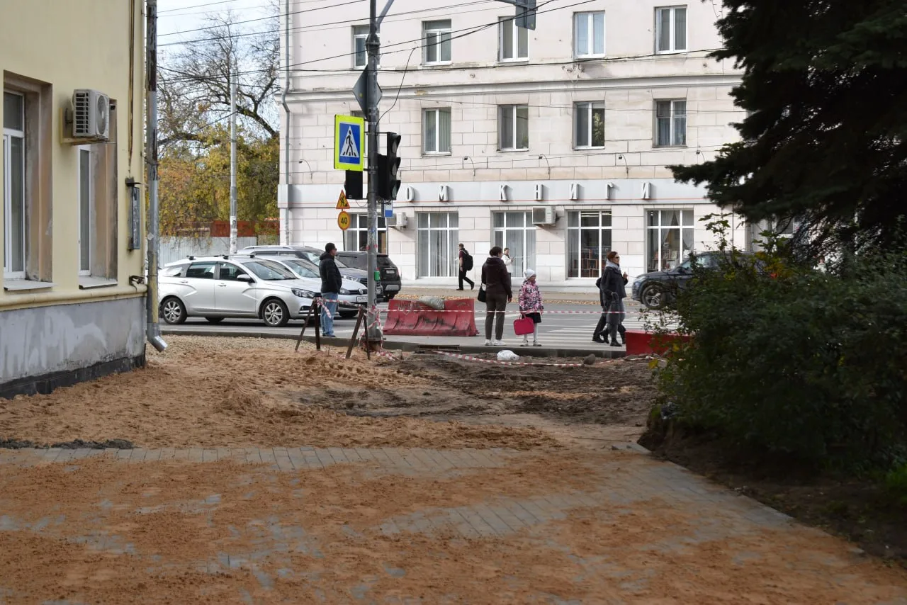 На площади Капошвара начали ремонтировать тротуары.