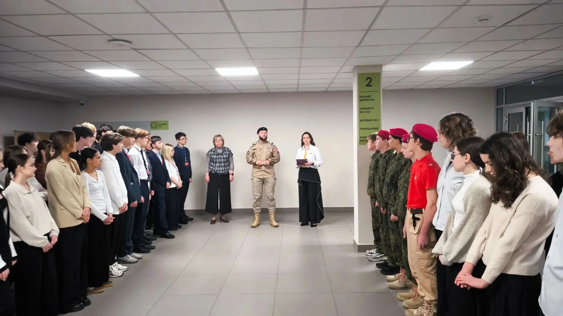 Сегодня утро в МОУ «Лицей г. Истра» началось с традиционной еженедельной линейки. Под и...