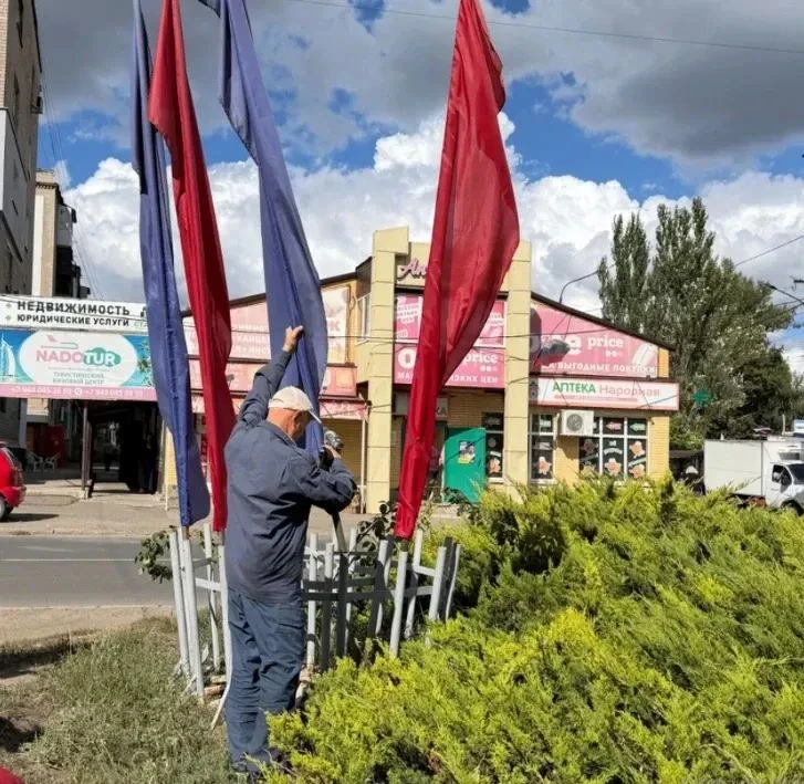 В Макеевке на бульваре 8-го Сентября демонтировали флаги