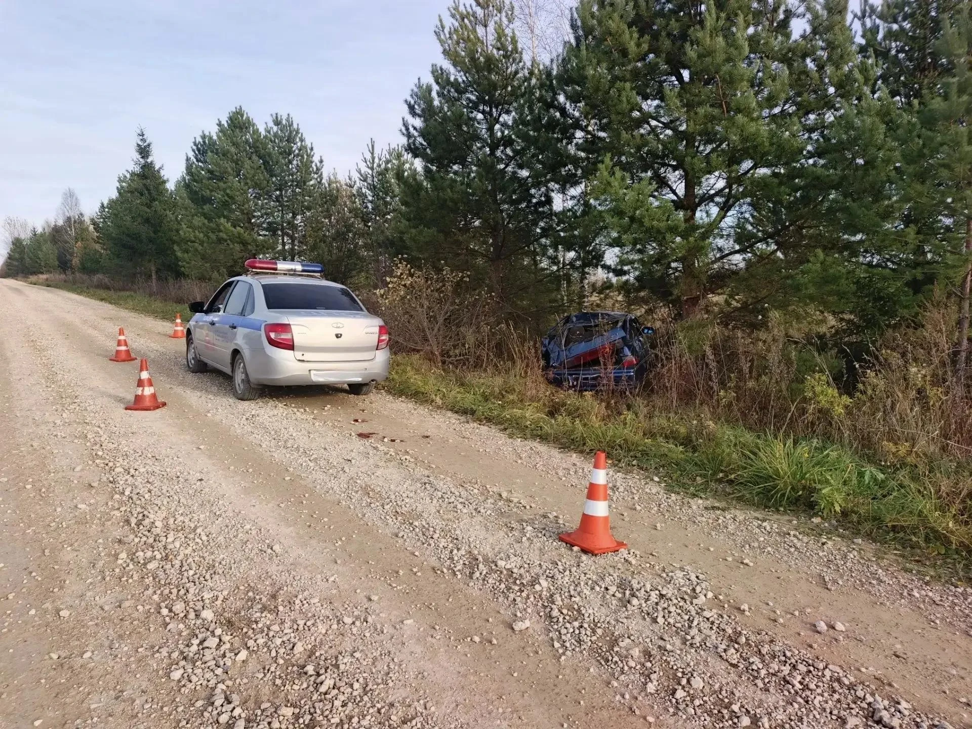 В Яранском районе водитель ВАЗ врезался в дерево и перевернулся