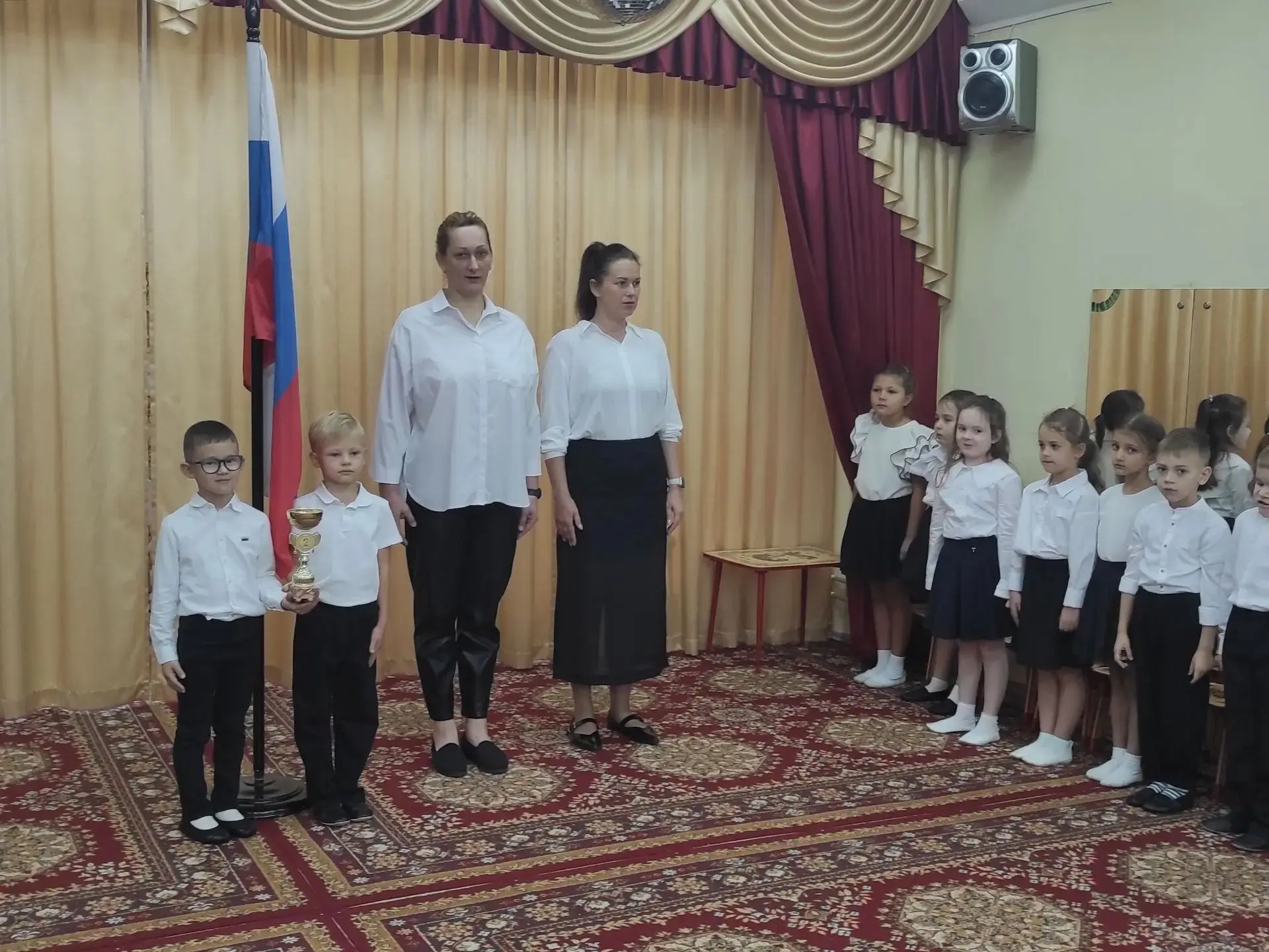 Наши юные герои: как в дошкольных отделениях проходит церемония установки флага