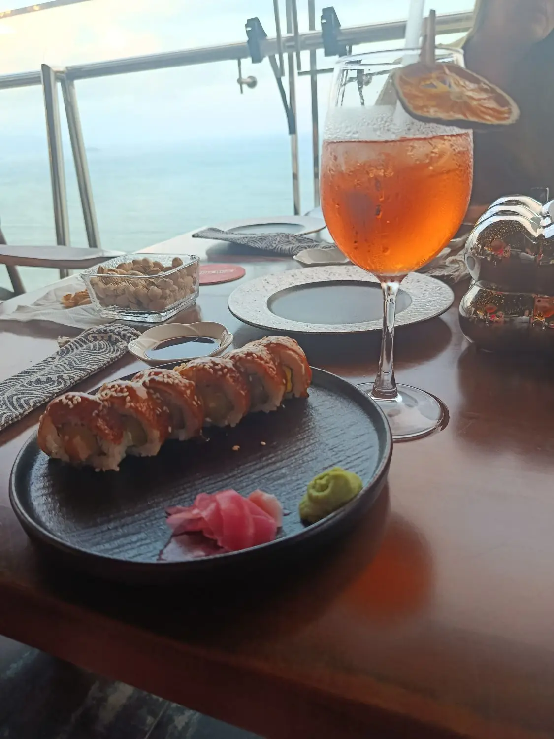 📍 🏩 Maple Hotel & Apartment на 25 этаже очень вкусные суши, с таким прекрасным видом ...