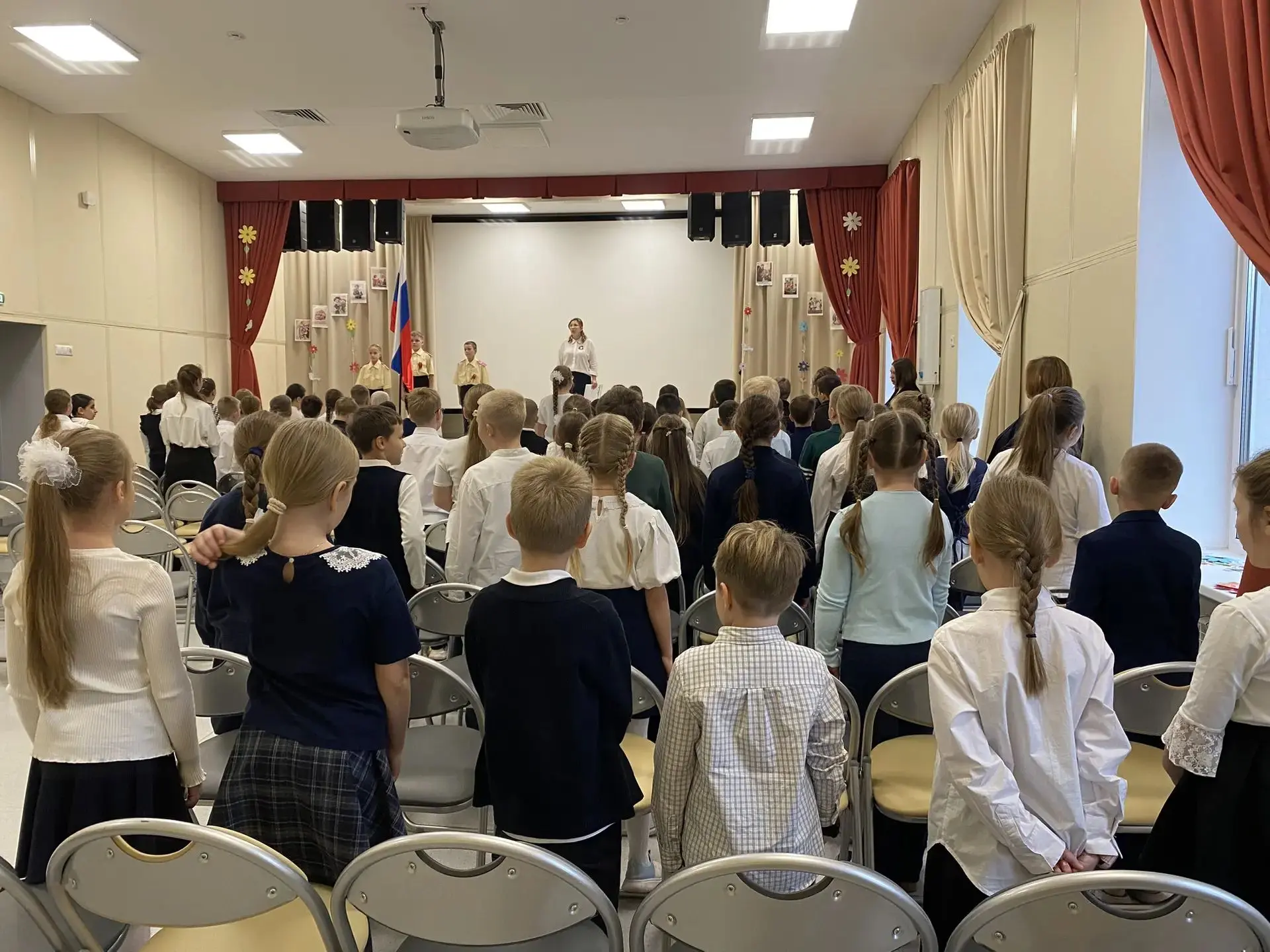 🇷🇺 Новая учебная неделя в нашей начальной школе началась торжественно!