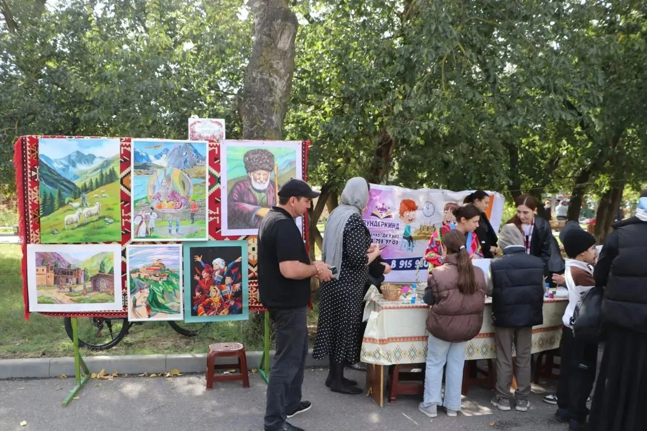 В самом сердце Кизляра, в уютном городском парке, у большого нарядного фонтана 3 сентяб...