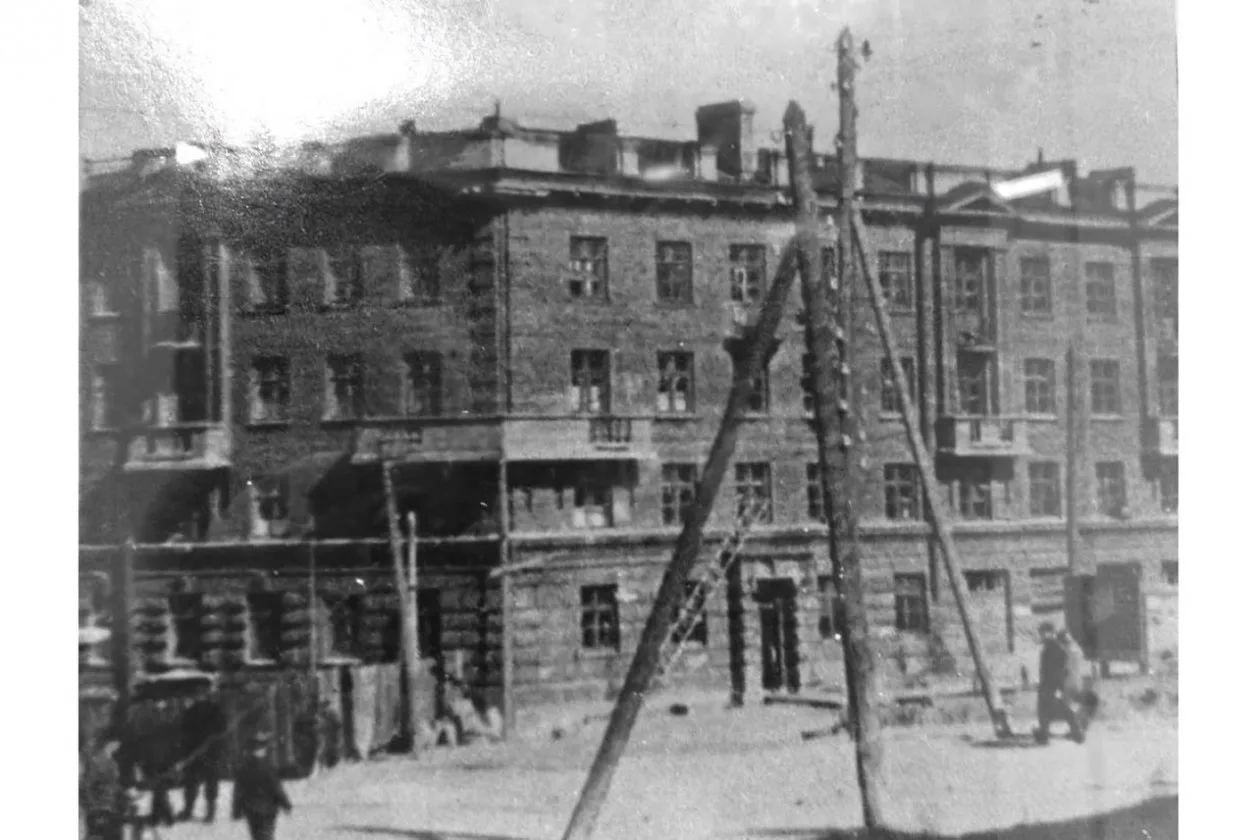 Жилой дом на 80 квартир в самом центре Магадана сдали в эксплуатацию в октябре 1942 год...