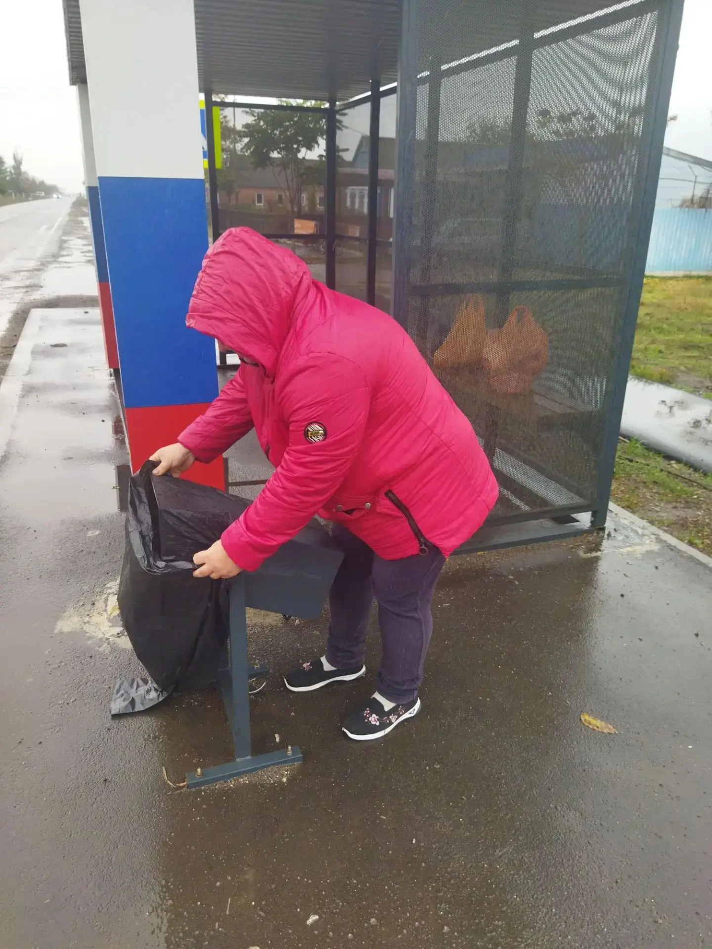Сотрудники МБУ «Парки и скверы» выполнили в селе Орловка уборку мусора на остановках и ...