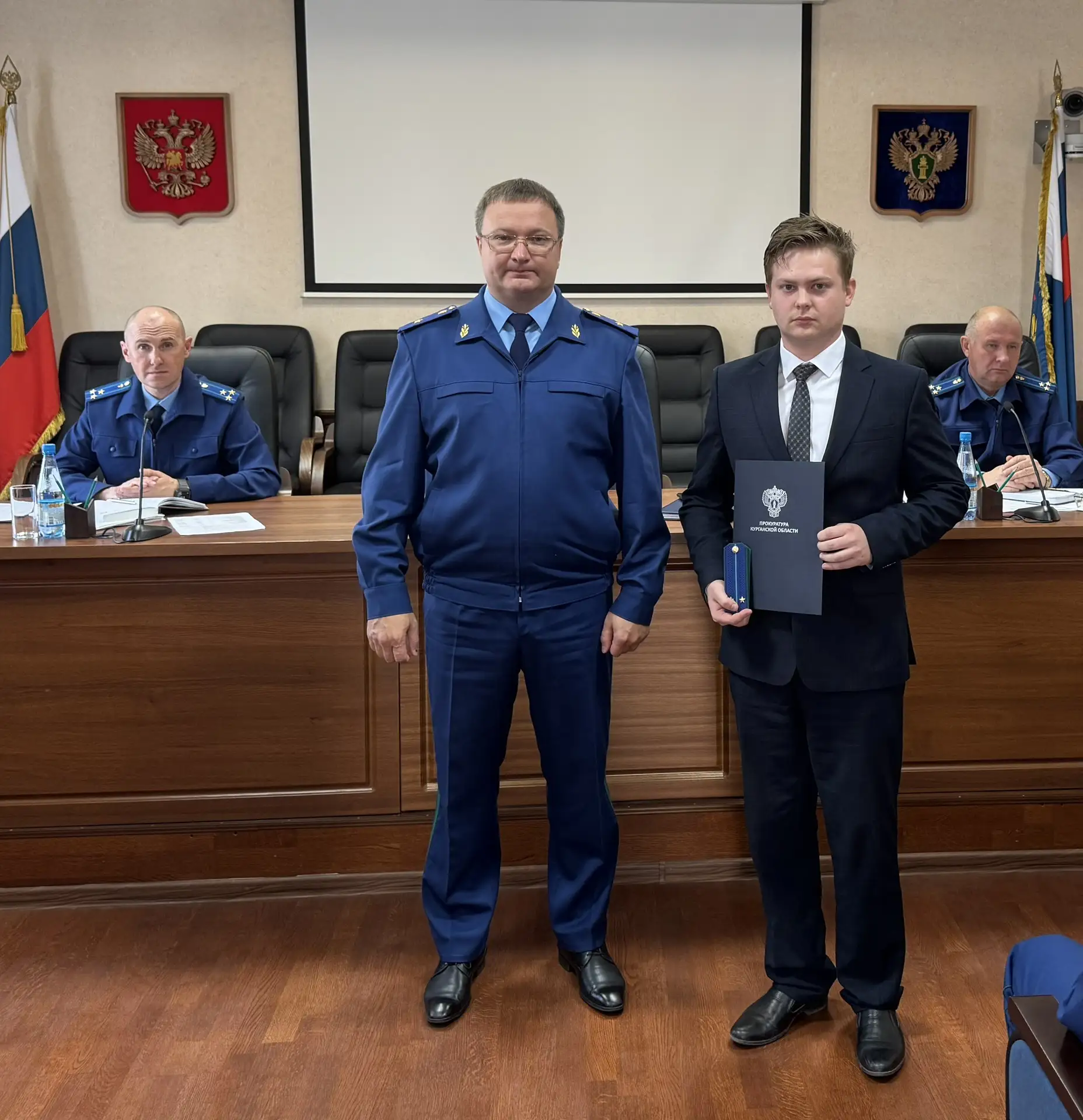 Сегодня прокурор Курганской области Владислав Московских в торжественной обстановке поз...