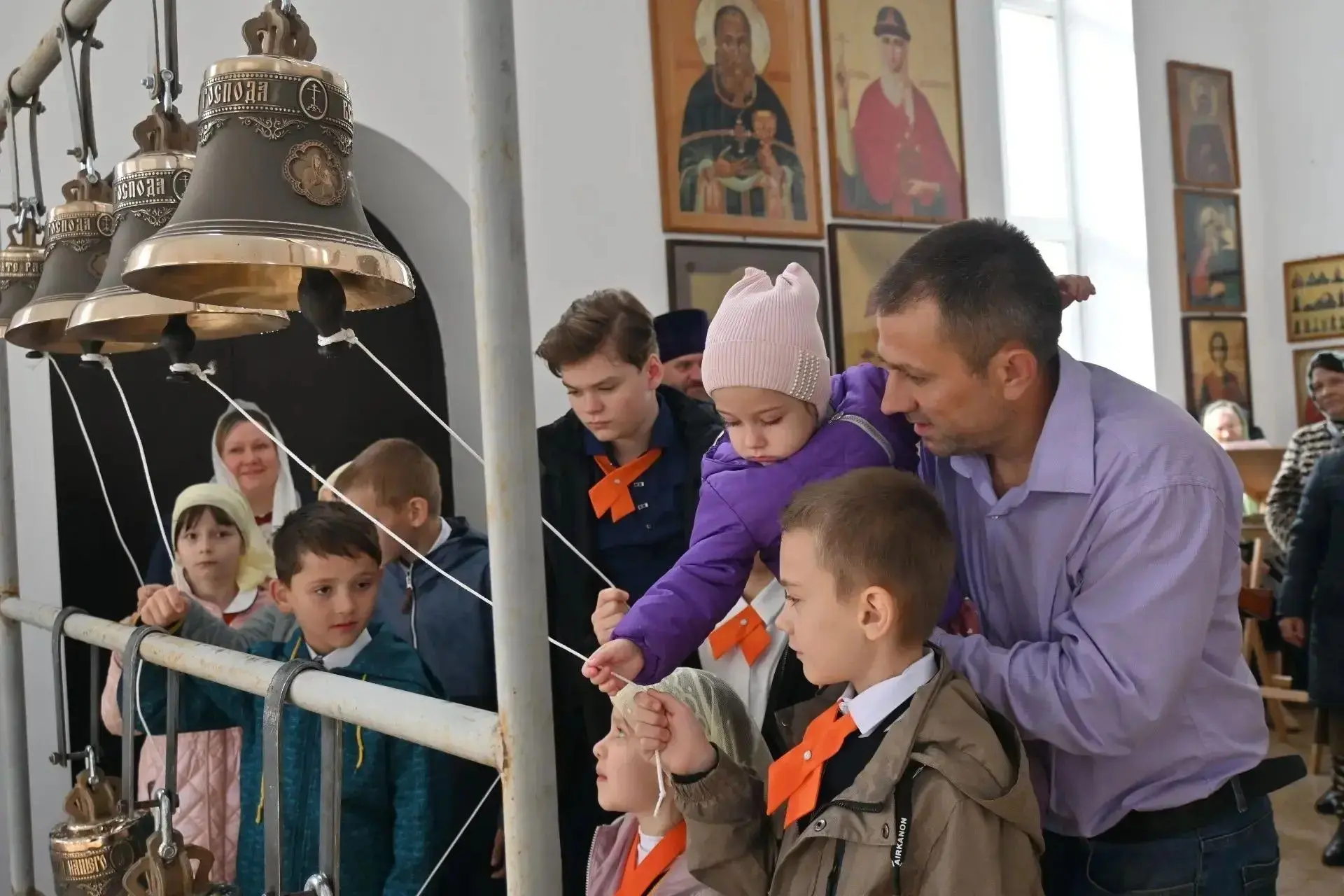 Колокола храма князя Владимира в Долгоруково освятили сегодня. Первыми позвонить в них ...