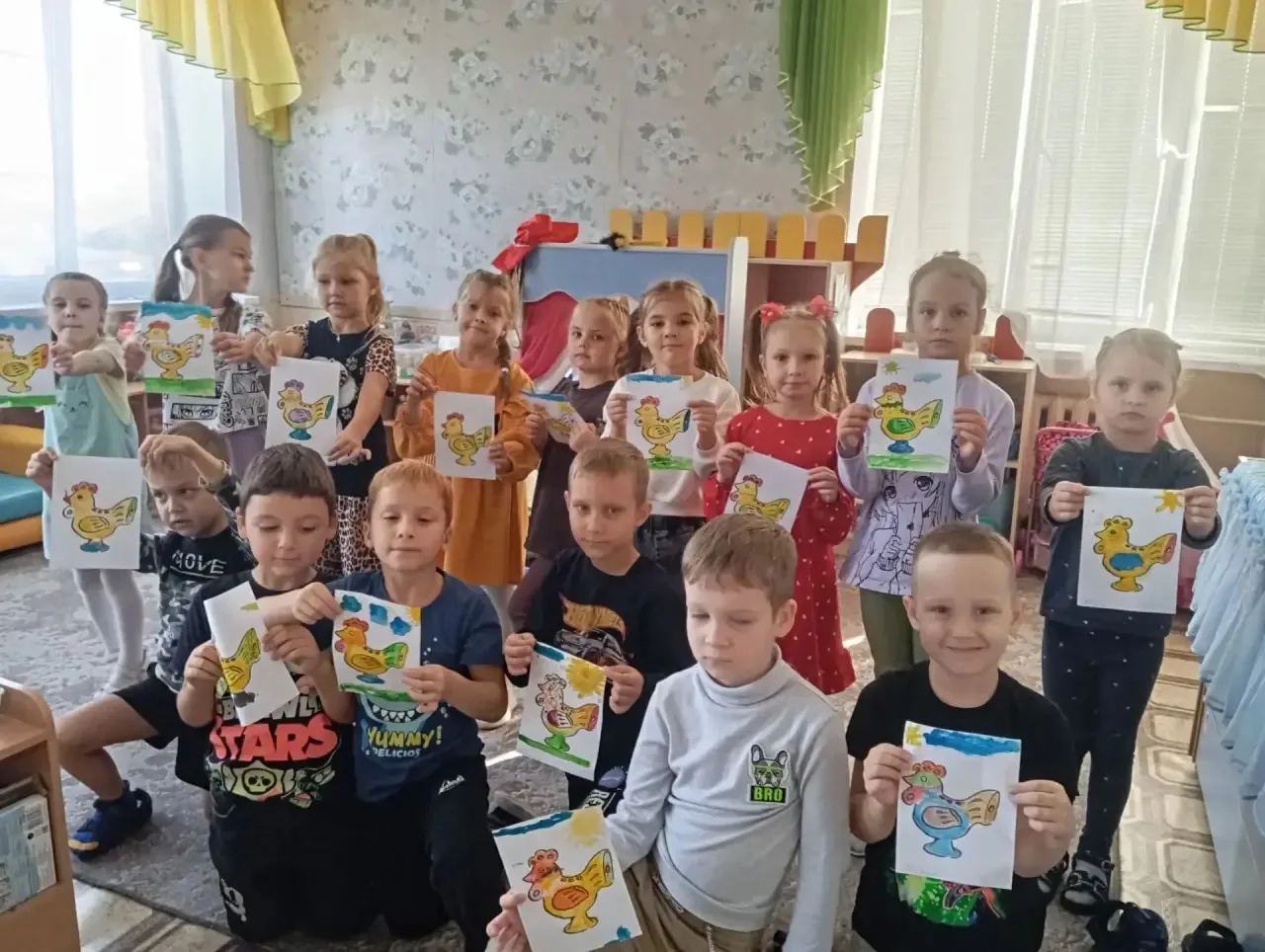 🐦✨ Ребята из подготовительной группы «Яблонька» украшали птичку!