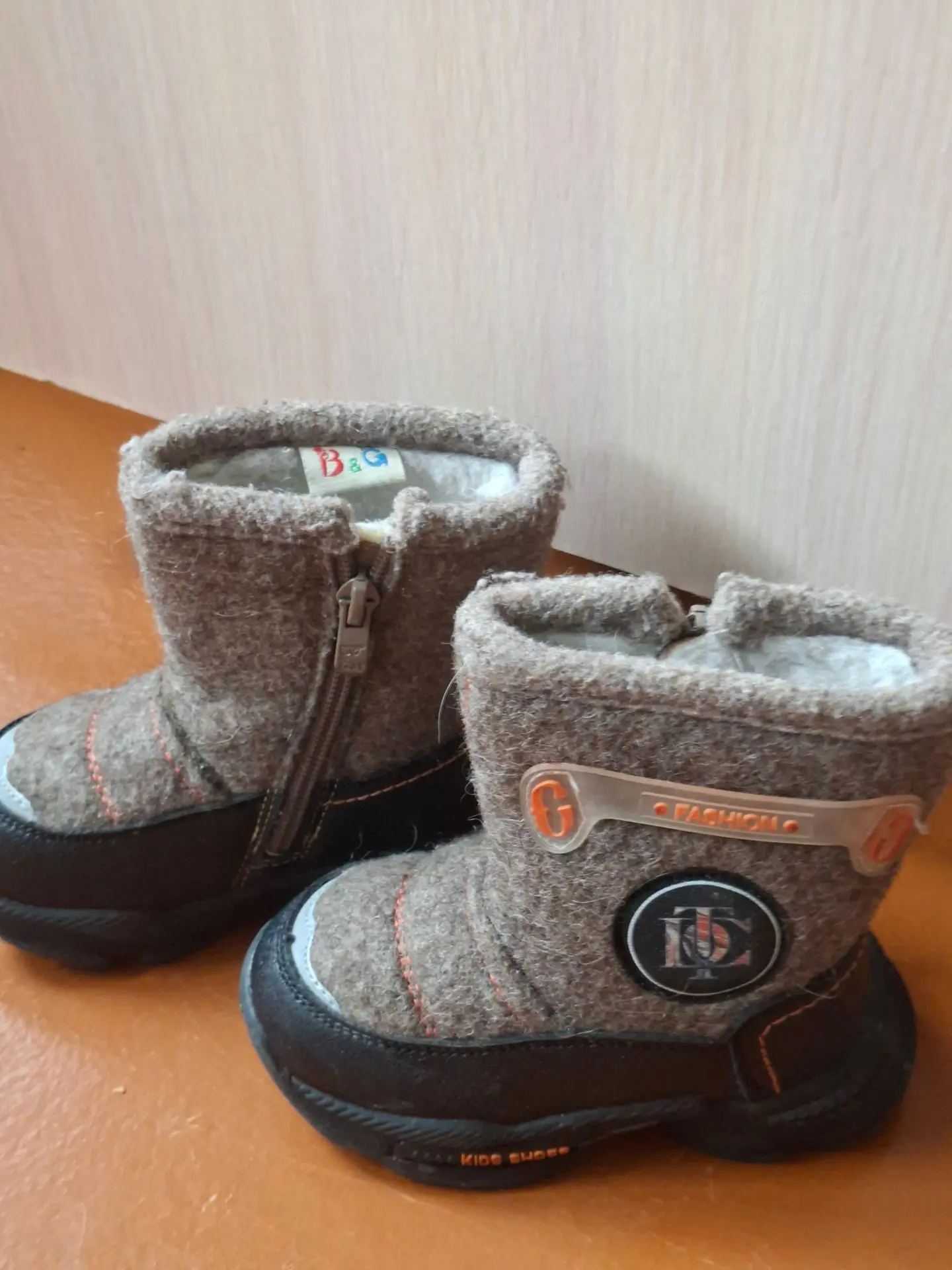Продам зимние ботинки 24р 89016441811