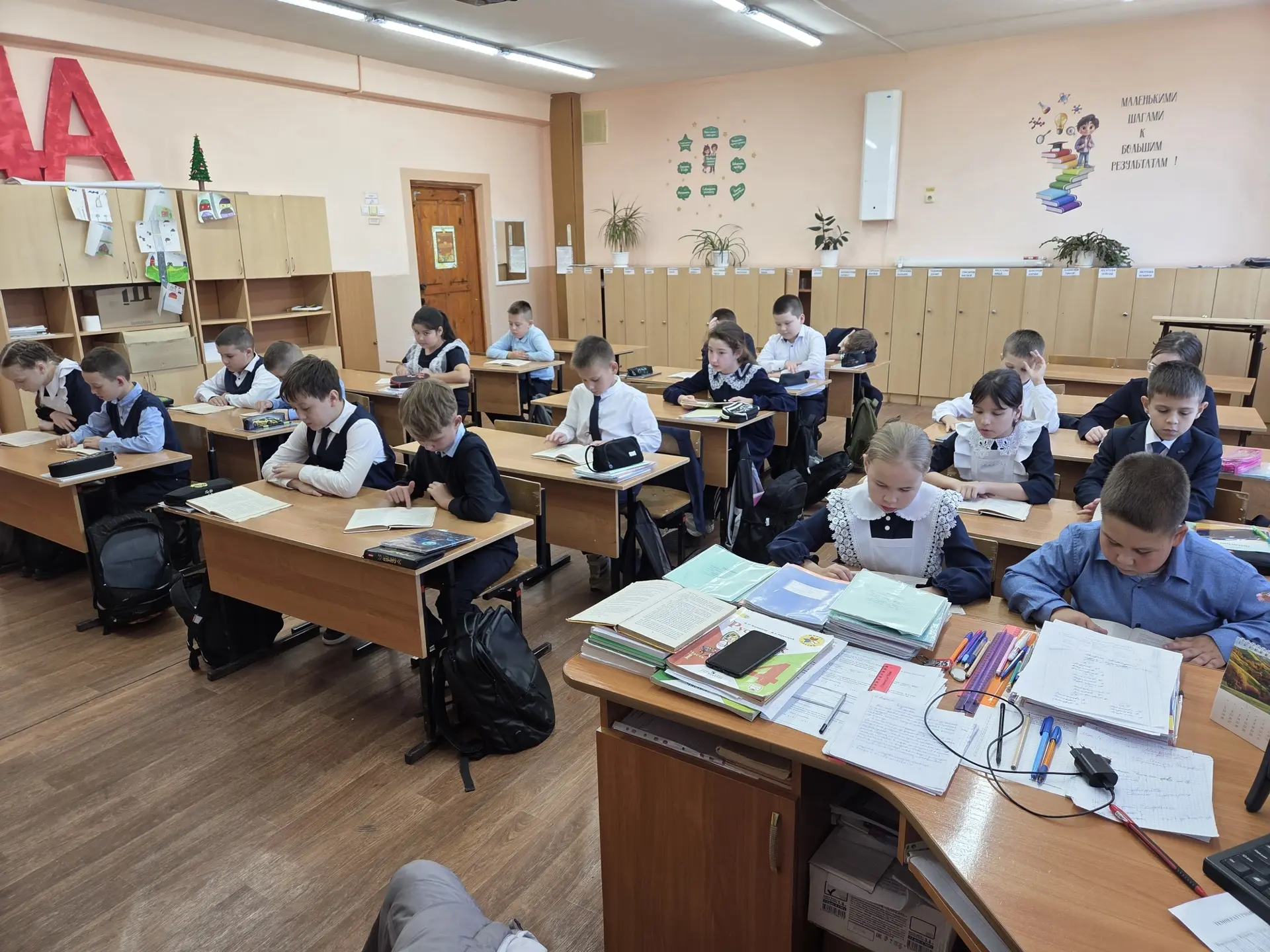 ✅Ученики 4 класса посвятили один урок Дню чтения. Читали и обсуждали весёлые и интересн...
