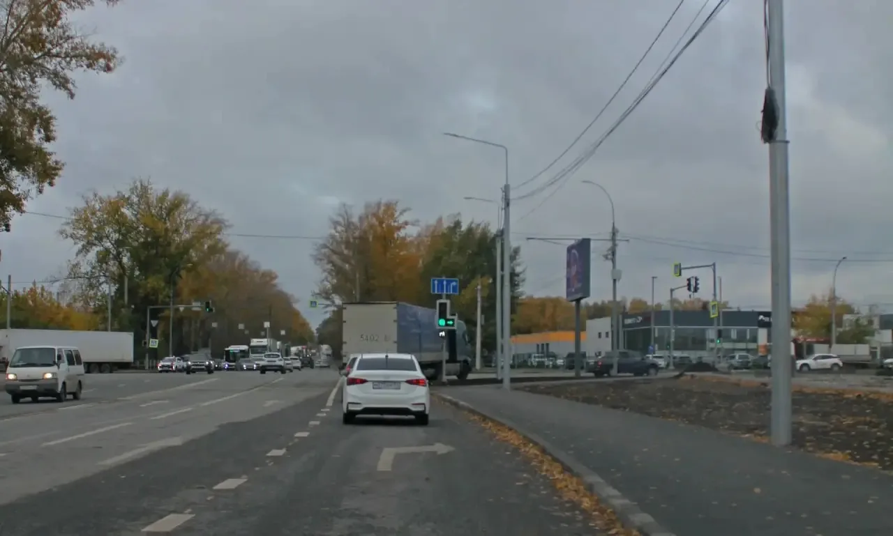 На перекрёстке Петухова и Советского шоссе завершено строительство дополнительной полосы.