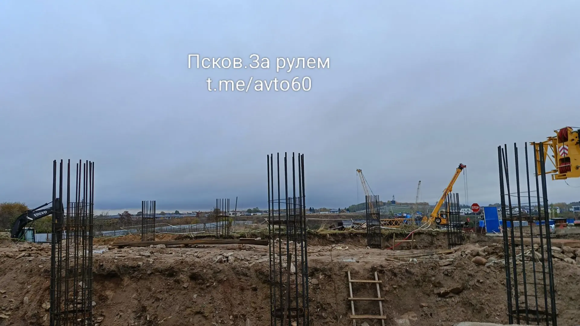 Каркас нового путепровода Северного обхода начали возводить на левом берегу реки Велико...