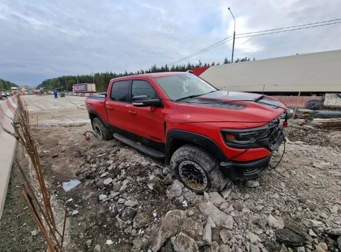 Сбивший насмерть двух дорожных рабочих водитель получил два с половиной года колонии-по...
