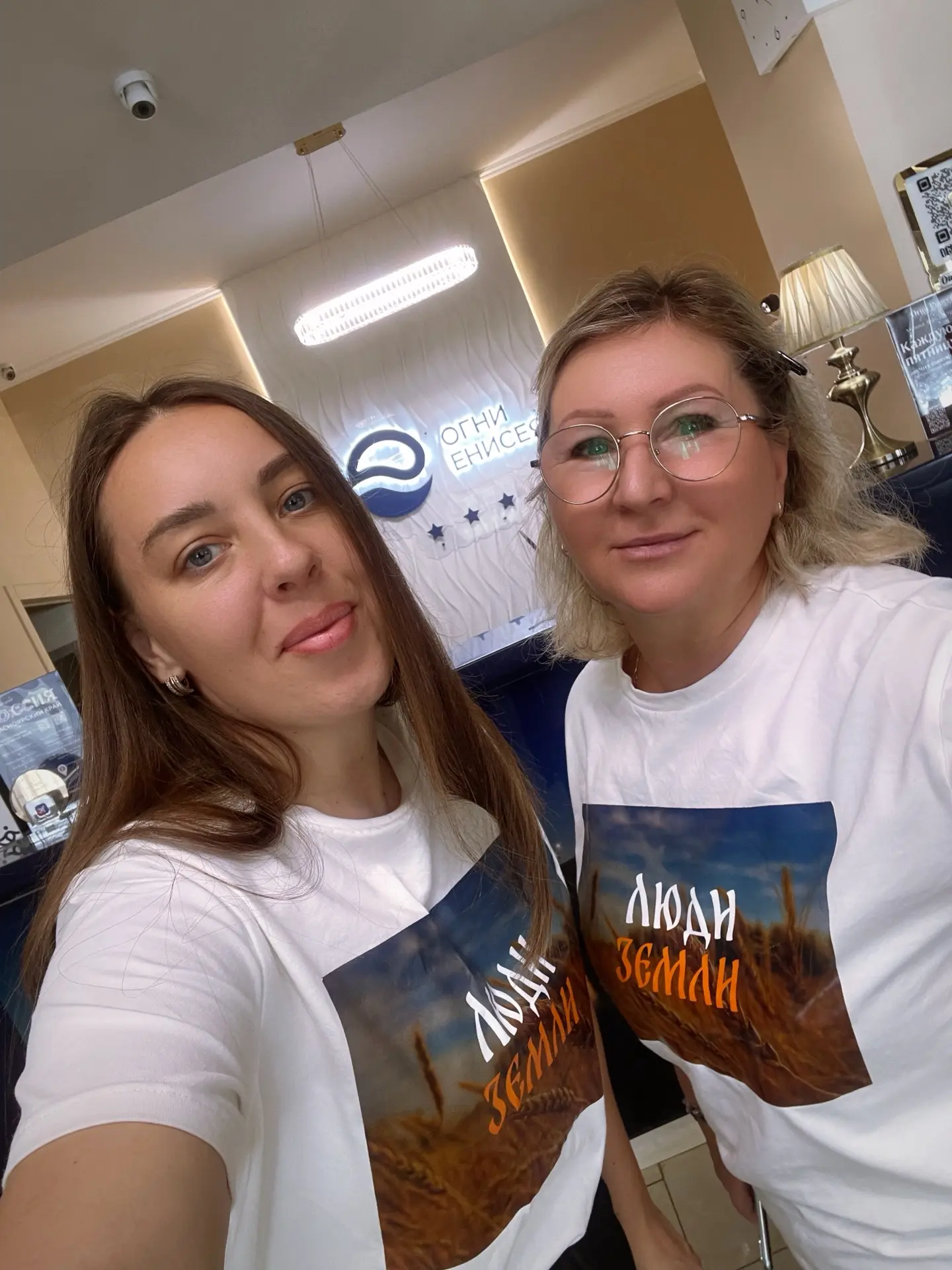На завтрак ходили в фирменных футболках. Сработало! Плюс 5 подписчиков! 😊🔥 Теперь буд...