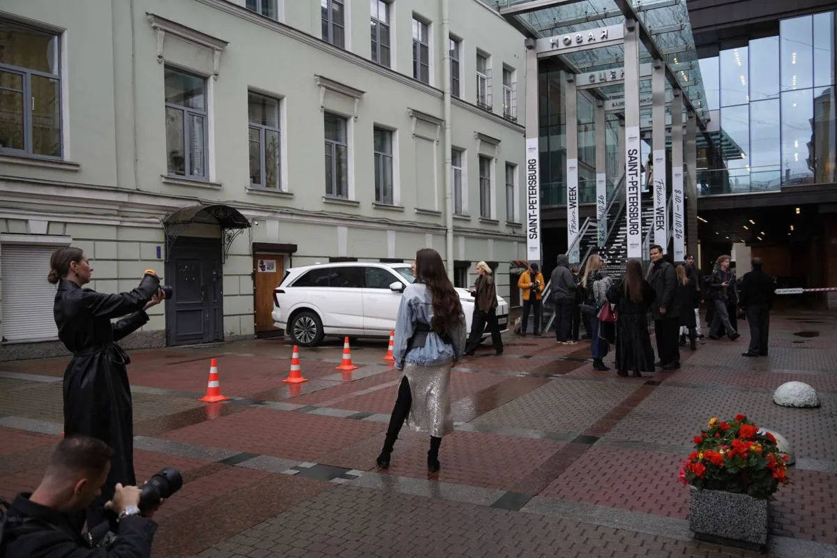 Петербургская Неделя моды: осень у Новой сцены Александринки смотрится особенно стильно