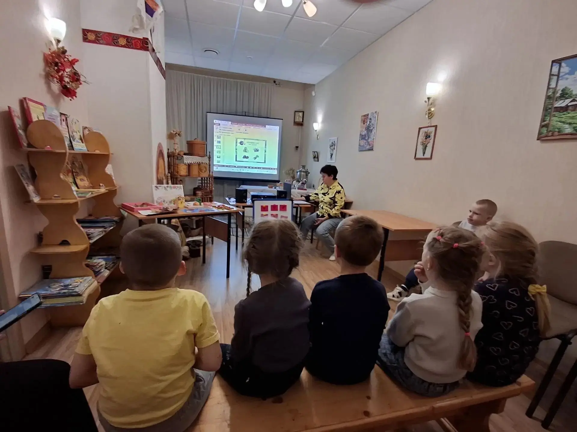 Сегодня воспитанники группы 5 побывали в библиотеке на мероприятии«Овощное лукошко»!