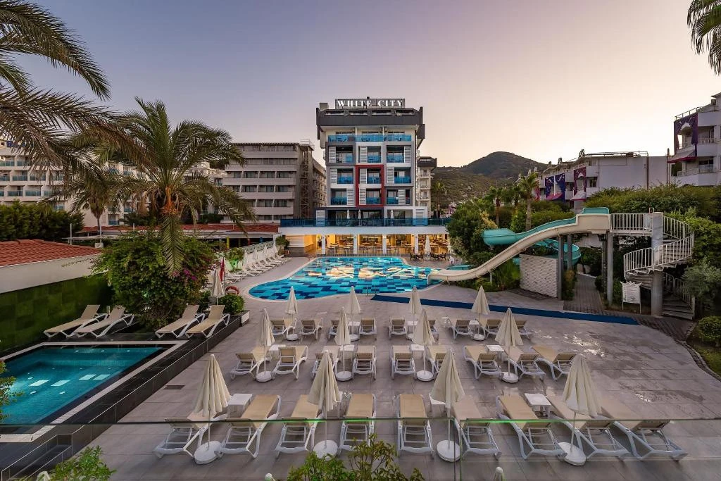 WHITE CITY BEACH ADULTS ONLY 16+ в Аланье, Конаклы, в 50 м до моря предлагает отдых по ...
