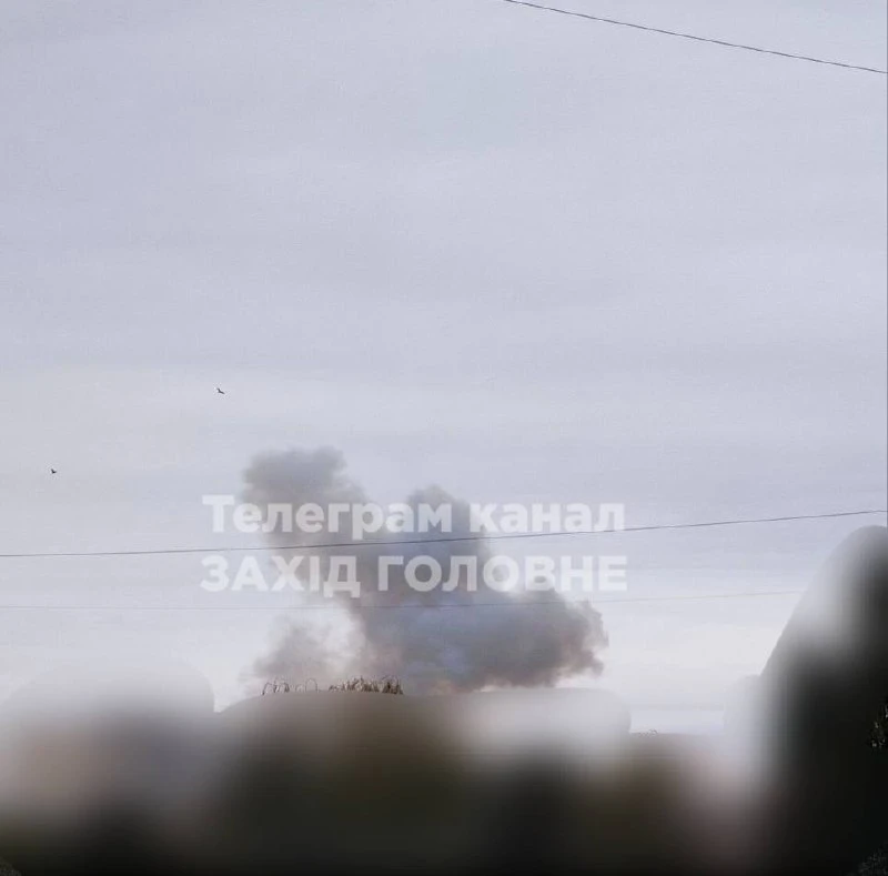 Столб дыма над местом удара Герани в Ровно.