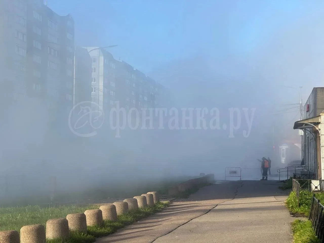 Женщина и ребёнок пострадали при прорыве магистральной трубы с горячей водой в Колпино....