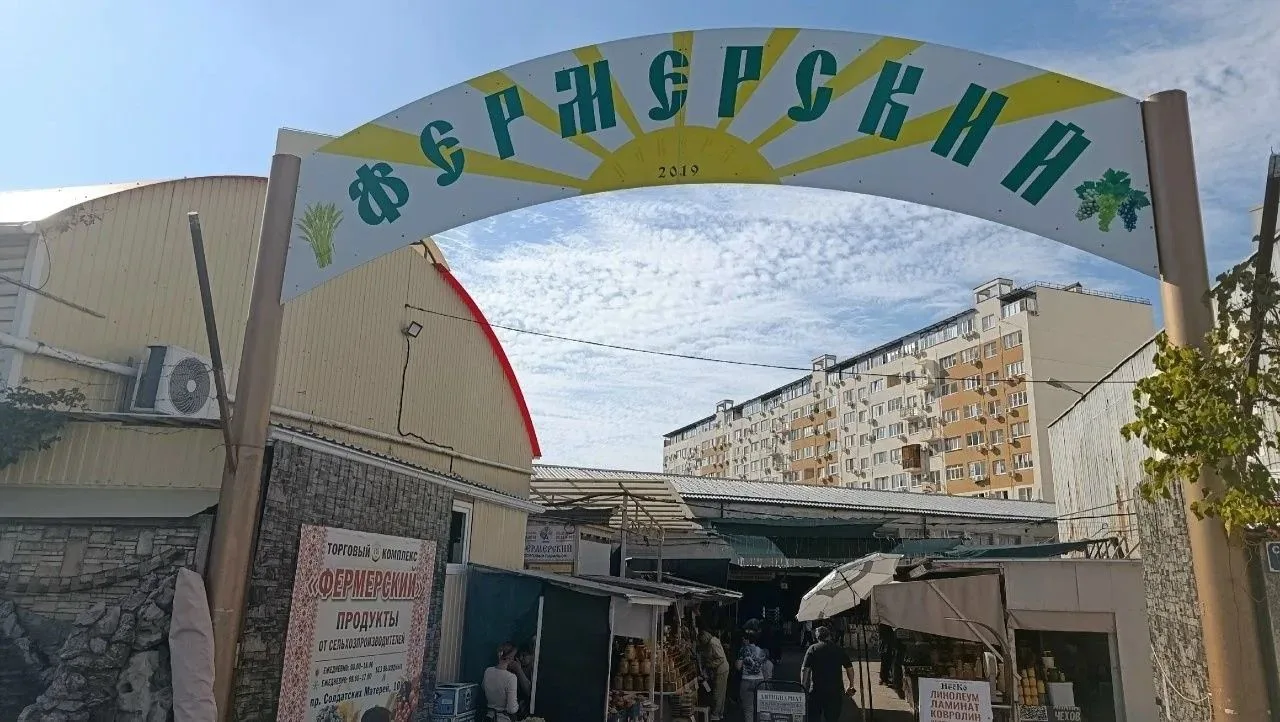 Приставы у ворот: почему снова вспыхнул конфликт вокруг «Фермерского» рынка в Анапе