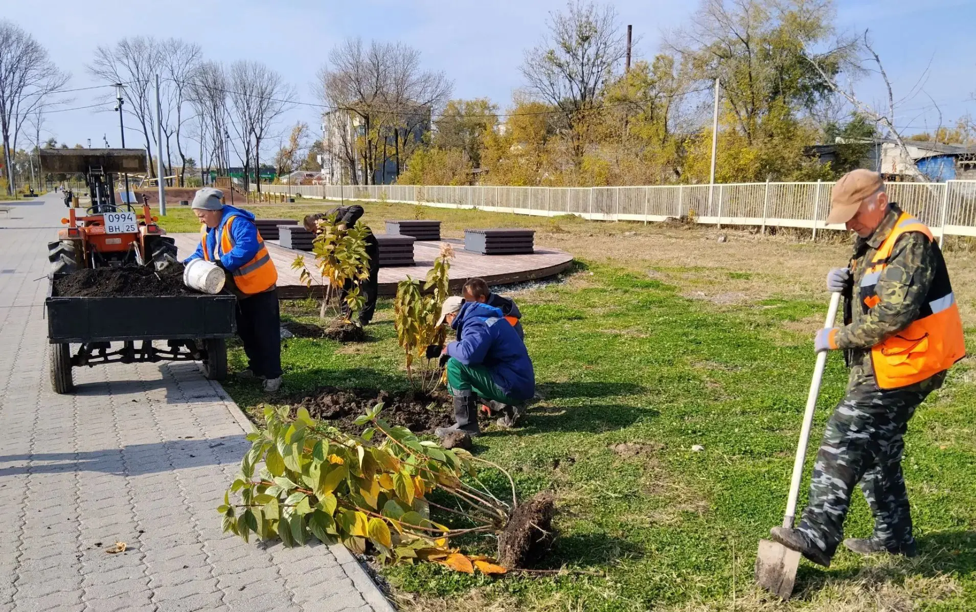 Подсадка новых кустарников в парке и сбор семян цветов для будущих клумб, ремонт кустор...