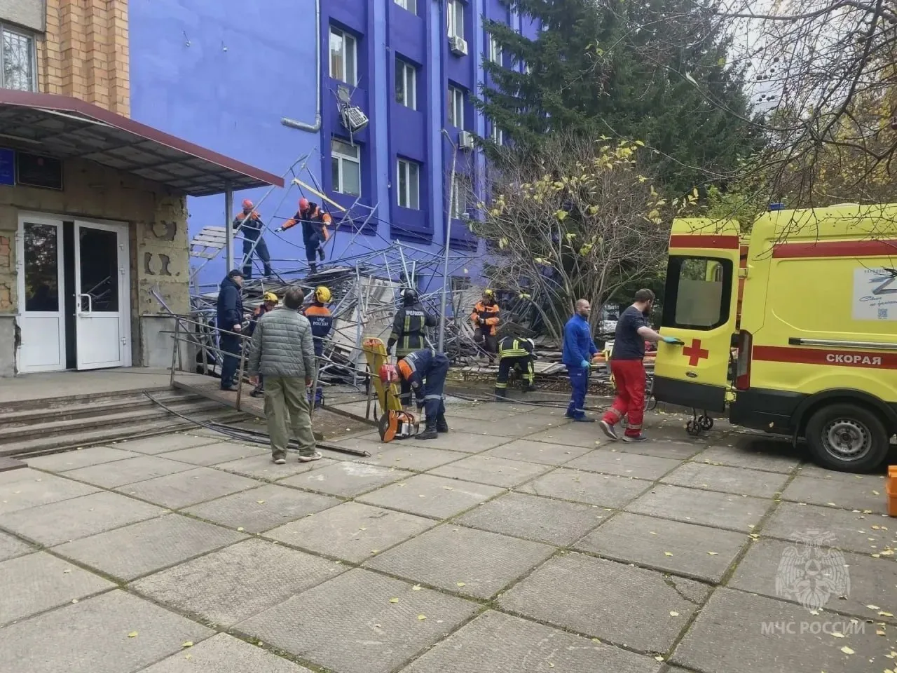 В Красноярске при обрушении лесов погиб мужчина