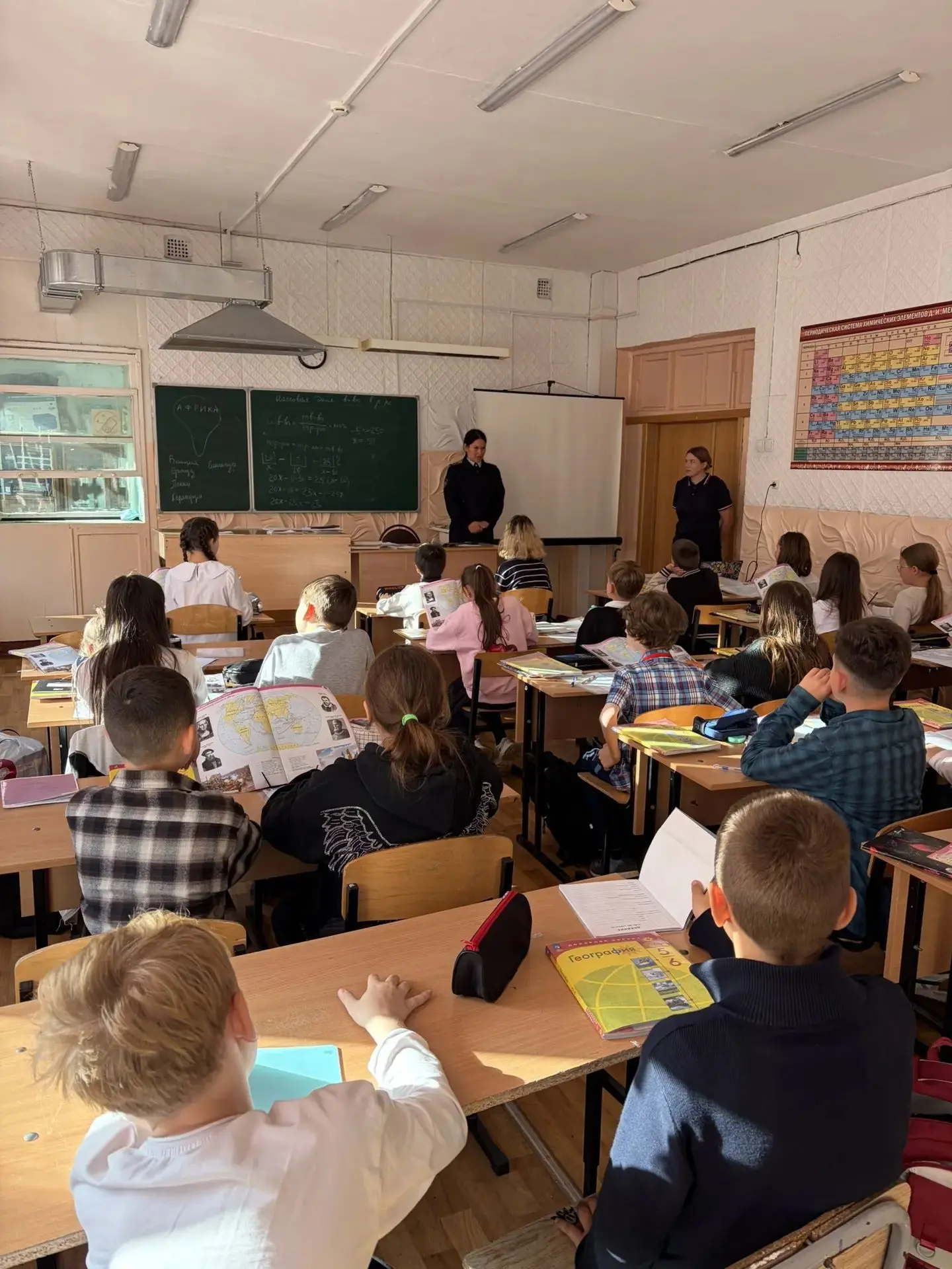🚨 Безопасность и правовая грамотность: встреча с инспекторами ОПДН! 🚨