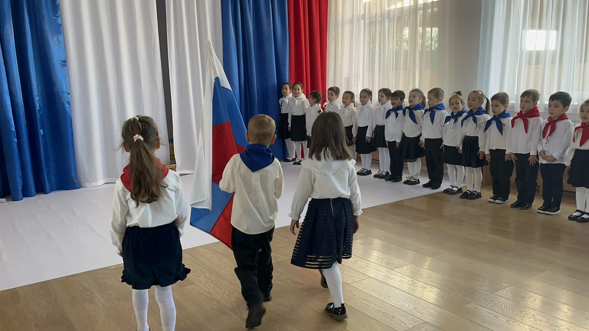 Каждая рабочая неделя в нашем детском саду начинается с торжественной линейки и выноса ...