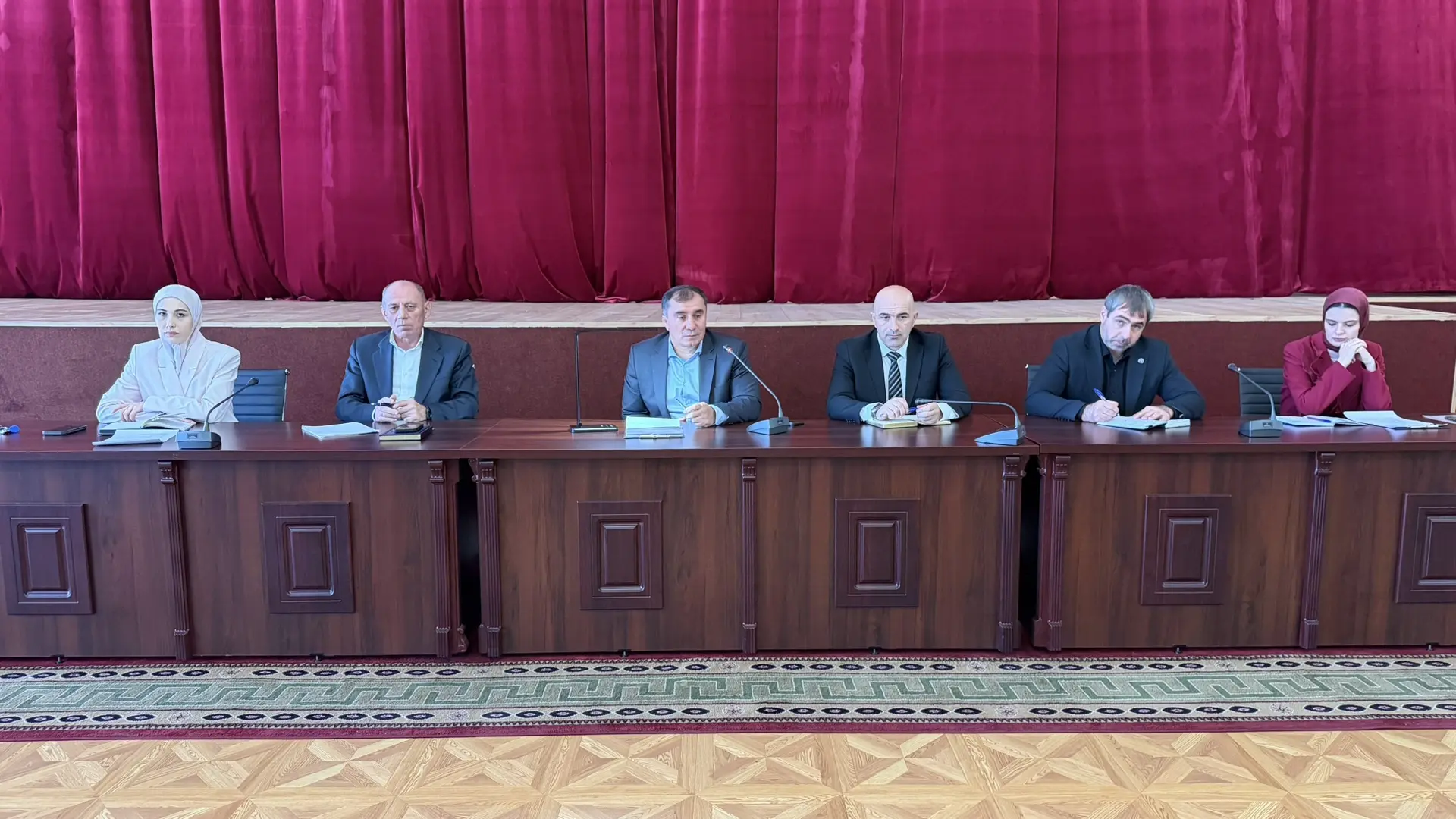 Начал новую рабочую неделю с традиционного совещания, на котором присутствовали замести...