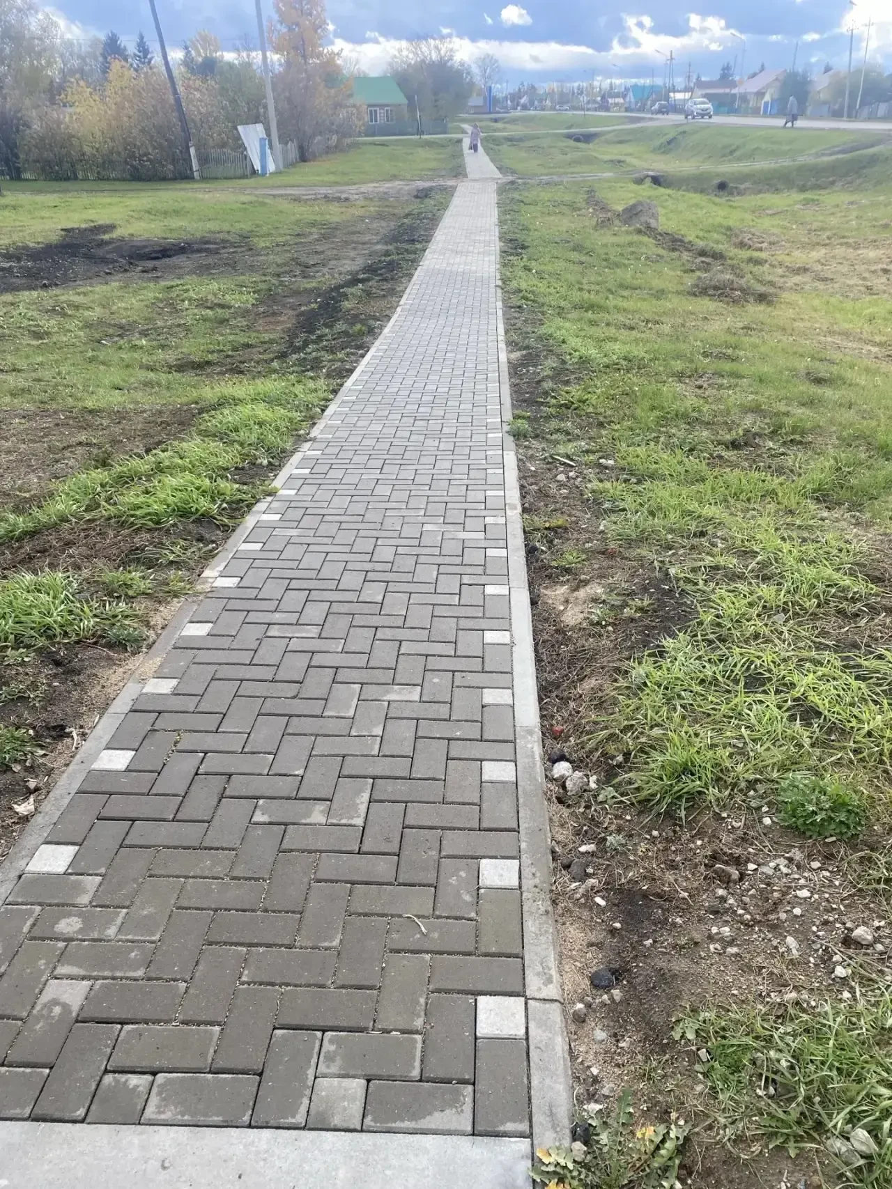 🛣️ Тротуар в Нижней Омке довели до завершения после вмешательства прокуратуры